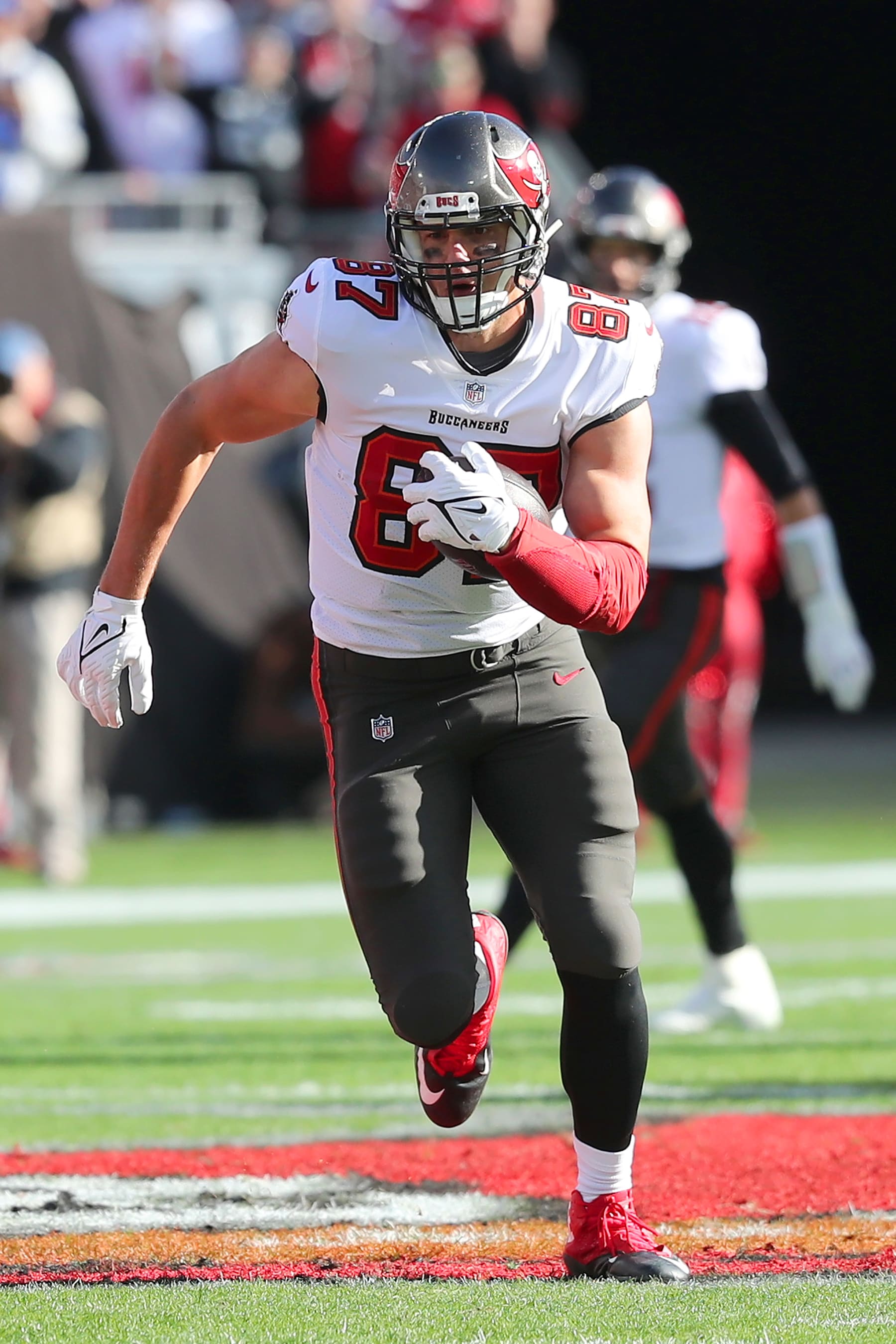 TAMPA, FL - JANUARY 23: Tampa Bay Buccaneers Tight End Rob Gronkowski (87) runs with the ball after making a catch during the NFC Divisional game between the Los Angeles Rams and the Tampa Bay Buccaneers on January 23, 2022 at Raymond James Stadium in Tampa, Florida. (Photo by Cliff Welch/Icon Sportswire via Getty Images)