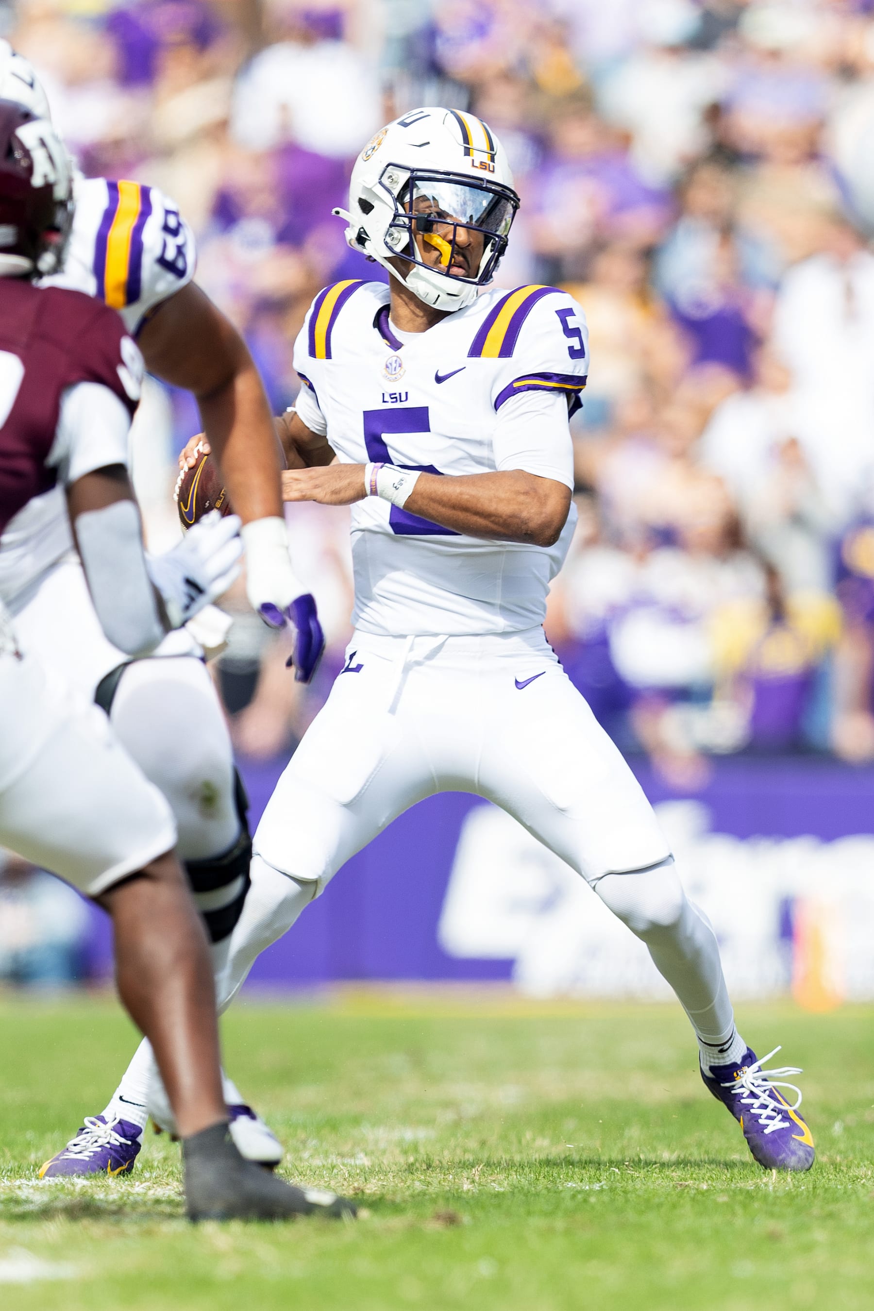 BATON ROUGE, LA - NOVEMBER 25: LSU Tigers quarterback Jayden Daniels (5) throws a pass during a game between the Texas A&M Aggies and the LSU Tigers in Tiger Stadium in Baton Rouge, Louisiana on November 25, 2023.(Photo by John Korduner/Icon Sportswire via Getty Images)