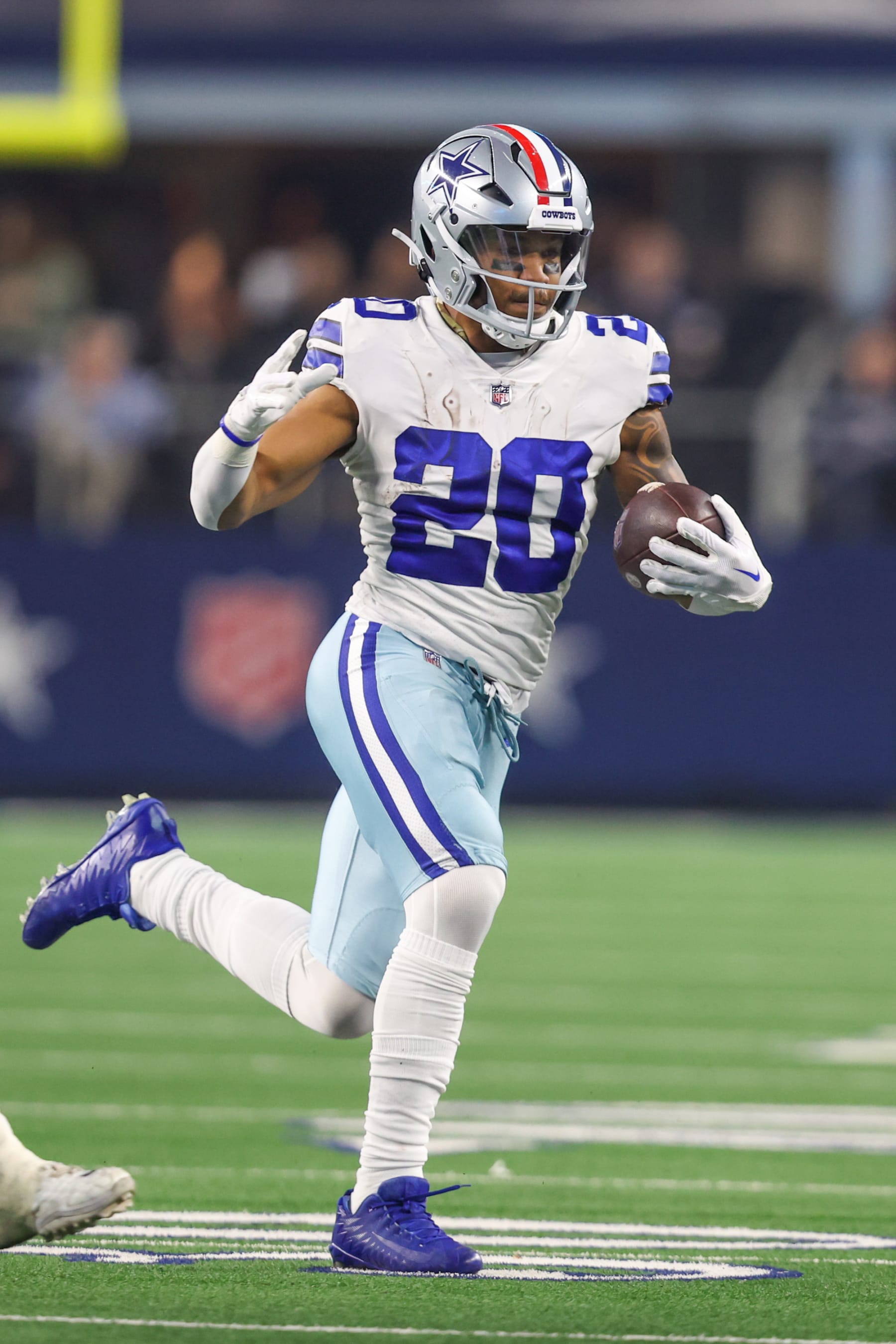 ARLINGTON, TX - DECEMBER 04: Dallas Cowboys running back Tony Pollard (20) carries the ball during the game between the Dallas Cowboys and the Indianapolis Colts on December 4, 2022 at AT&T Stadium in Dallas, TX. (Photo by George Walker/Icon Sportswire via Getty Images)
