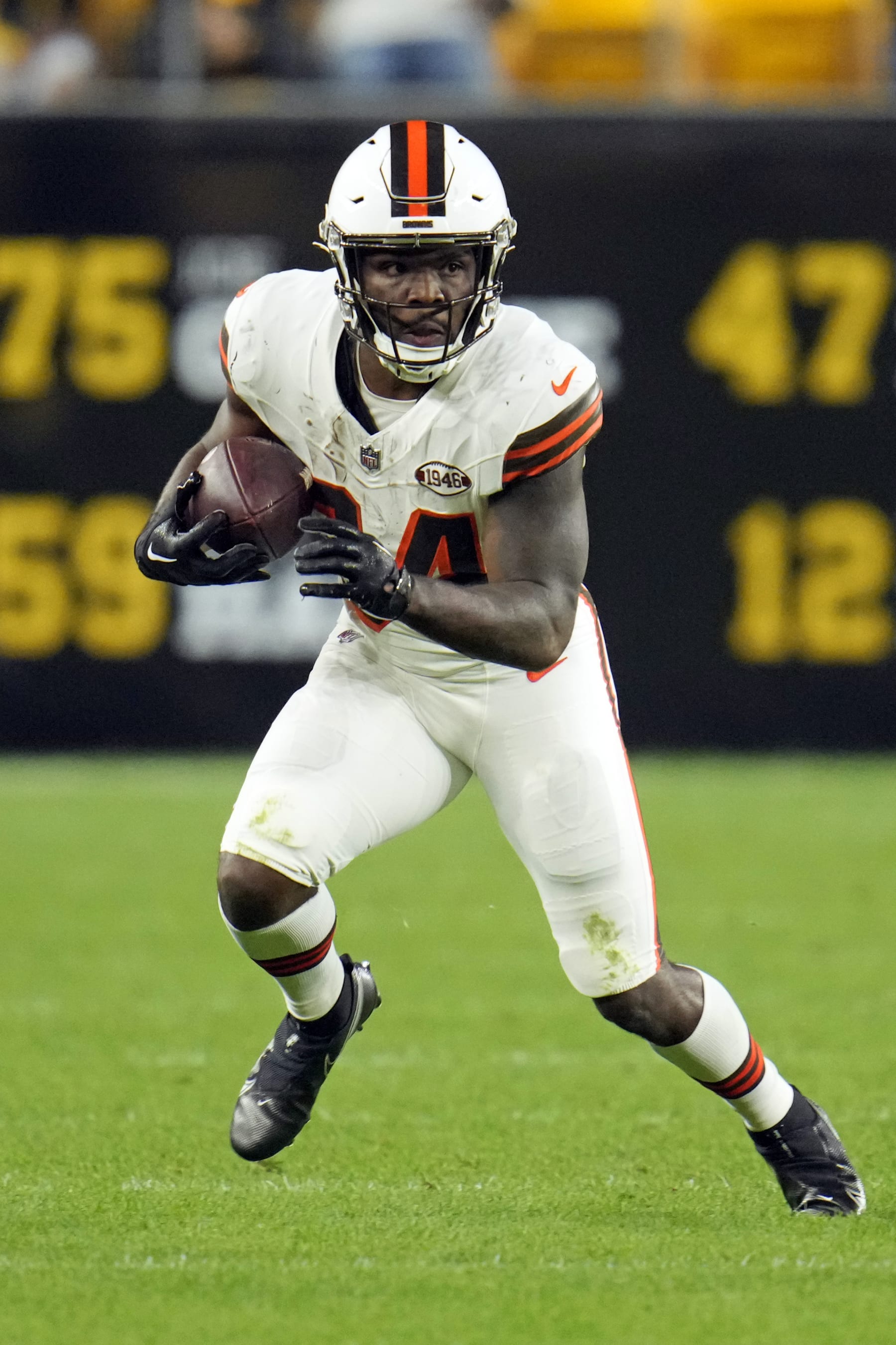 Cleveland Browns running back Jerome Ford carries the ball during an NFL football game against the Pittsburgh Steelers in Pittsburgh, Monday, Sept. 18, 2023. (AP Photo/Gene J. Puskar)