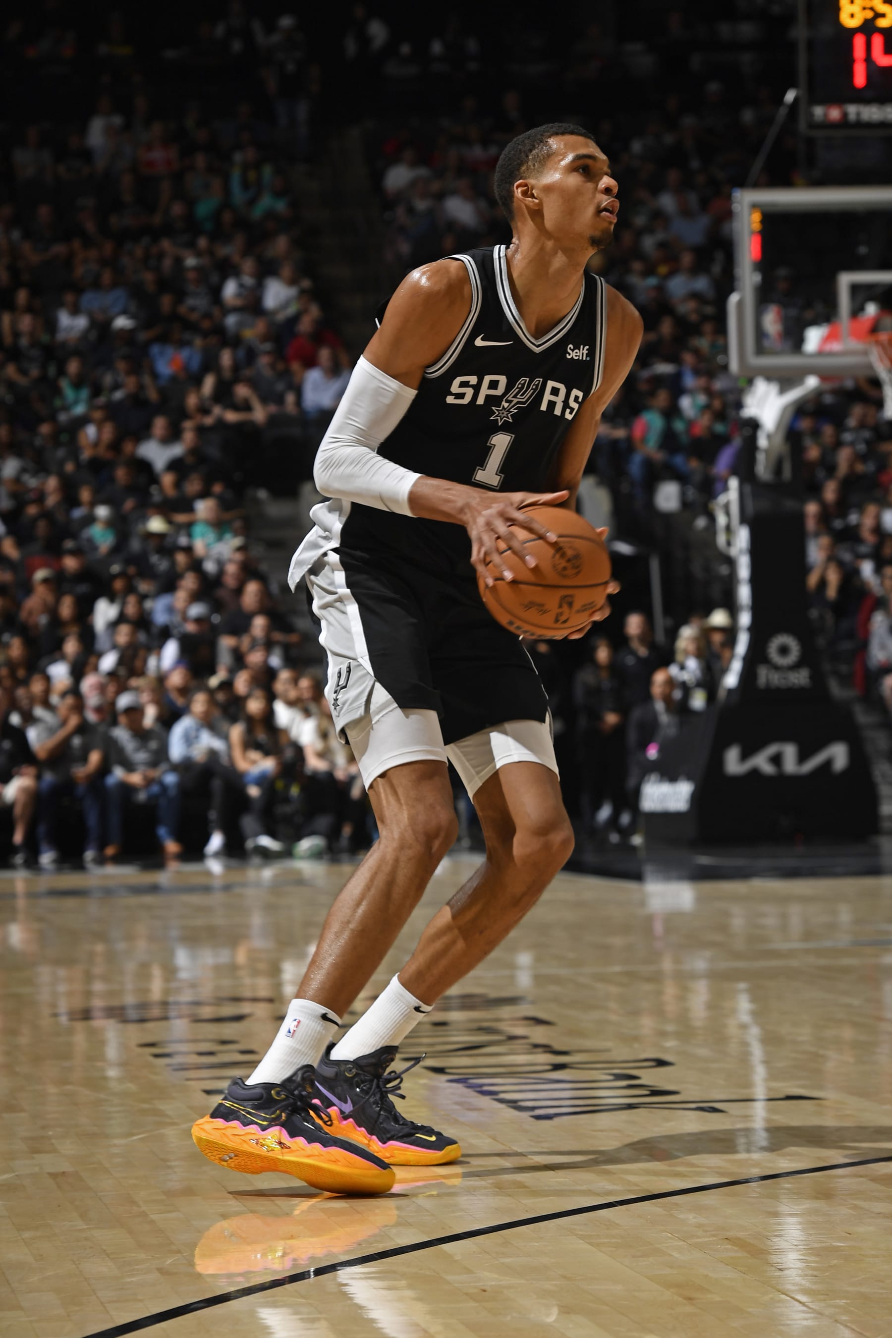 HOUSTON, TX - OCTOBER 27: Victor Wembanyama #1 of the San Antonio Spurs handles the ball during the game against the Houston Rockets  on October 27, 2023 at the Toyota Center in Houston, Texas. NOTE TO USER: User expressly acknowledges and agrees that, by downloading and or using this photograph, User is consenting to the terms and conditions of the Getty Images License Agreement. Mandatory Copyright Notice: Copyright 2023 NBAE (Photo by Logan Riely/NBAE via Getty Images)