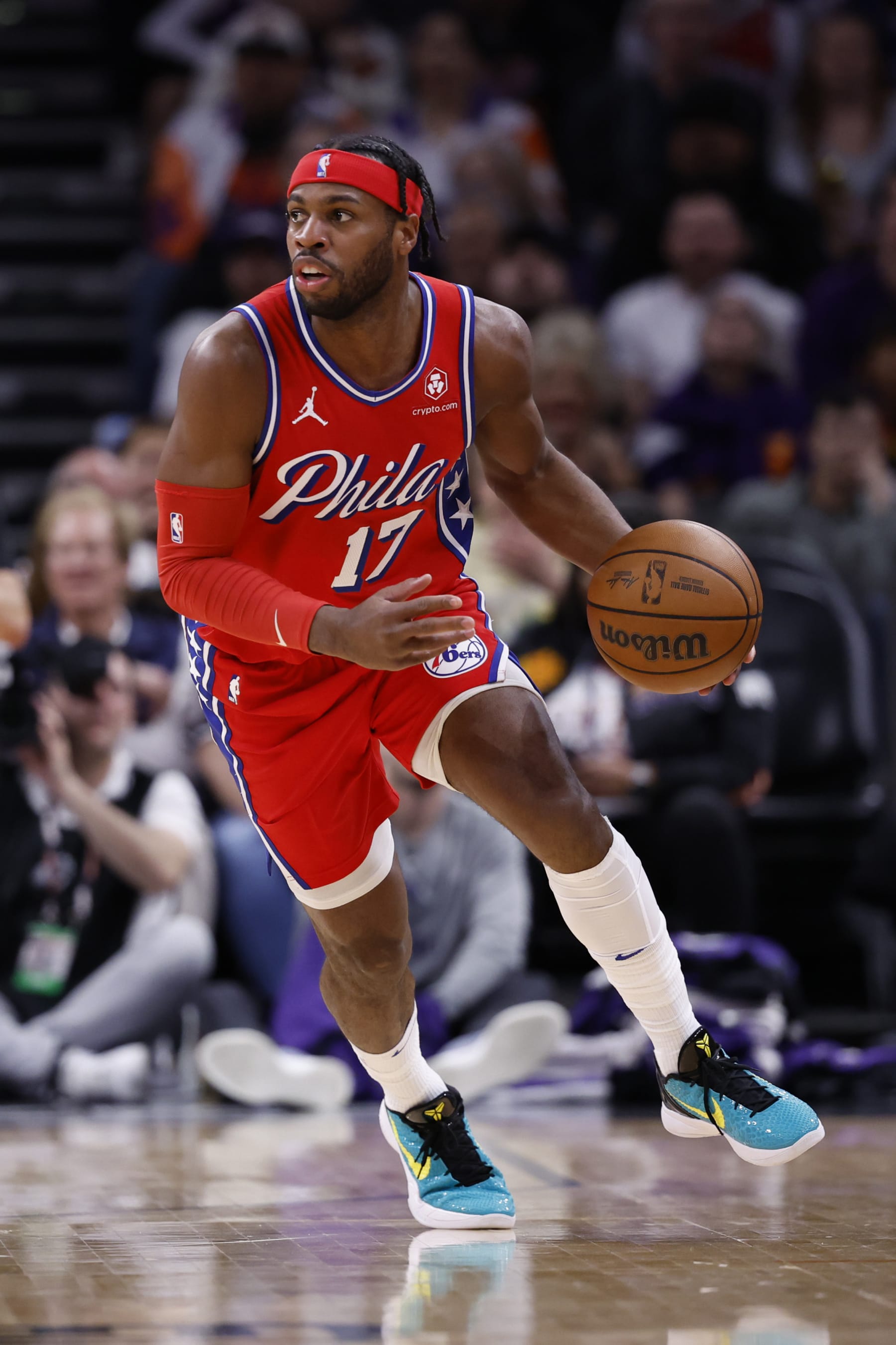 PHOENIX, ARIZONA - MARCH 20: Buddy Hield #17 of the Philadelphia 76ers controls the ball during the game against the Phoenix Suns at Footprint Center on March 20, 2024 in Phoenix, Arizona. The Suns defeated the 76ers 115-102. NOTE TO USER: User expressly acknowledges and agrees that, by downloading and or using this photograph, User is consenting to the terms and conditions of the Getty Images License Agreement.  (Photo by Chris Coduto/Getty Images)