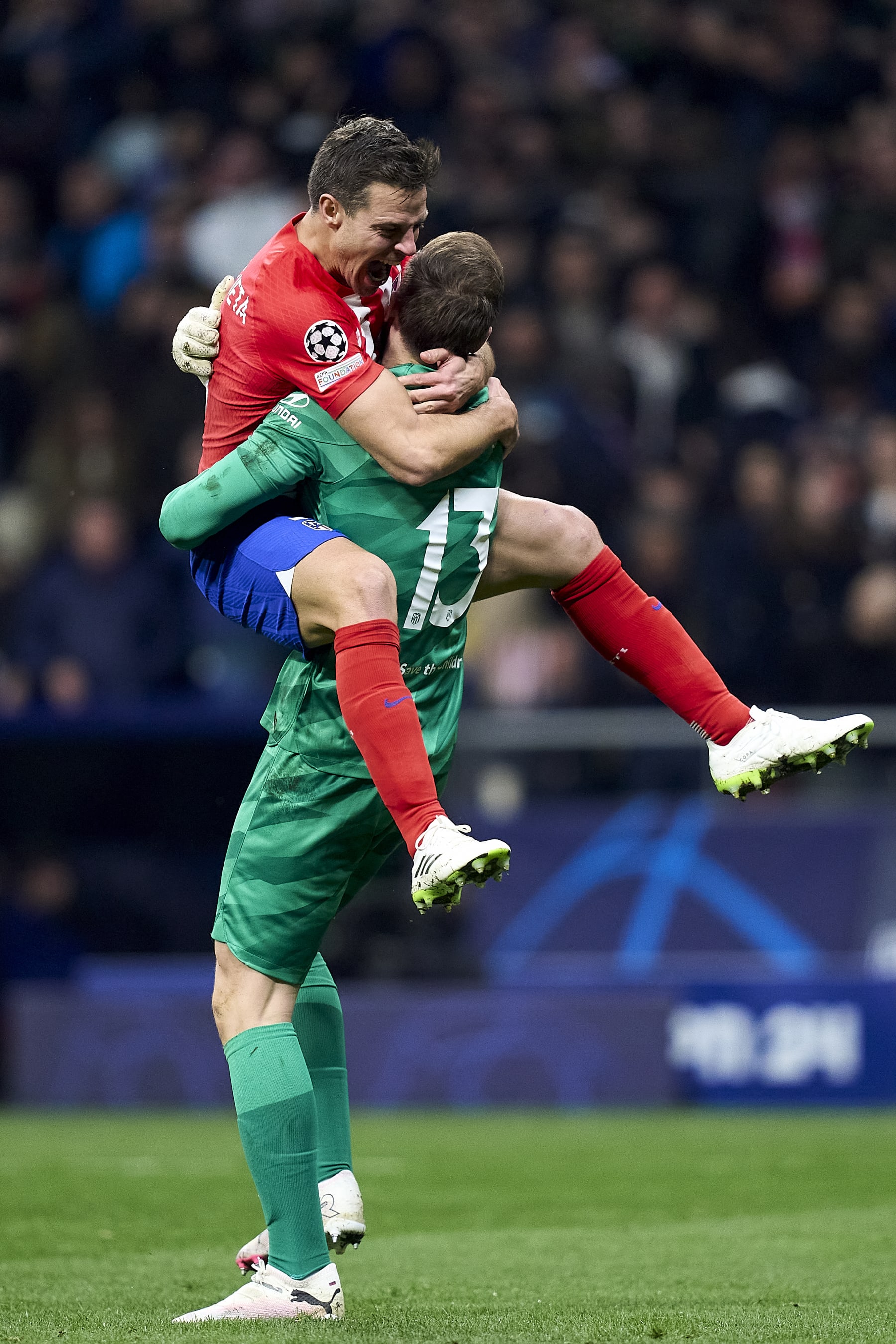 MADRID, SPAIN - MARCH 13: Cesar Azpilicueta and Jan Oblak of Atletico de Madrid celebrates victory after the penalty round during the UEFA Champions League 2023/24 round of 16 second leg match between Atletico Madrid and FC Internazionale at Civitas Metropolitano Stadium on March 13, 2024 in Madrid, Spain. (Photo by Diego Souto/Getty Images)