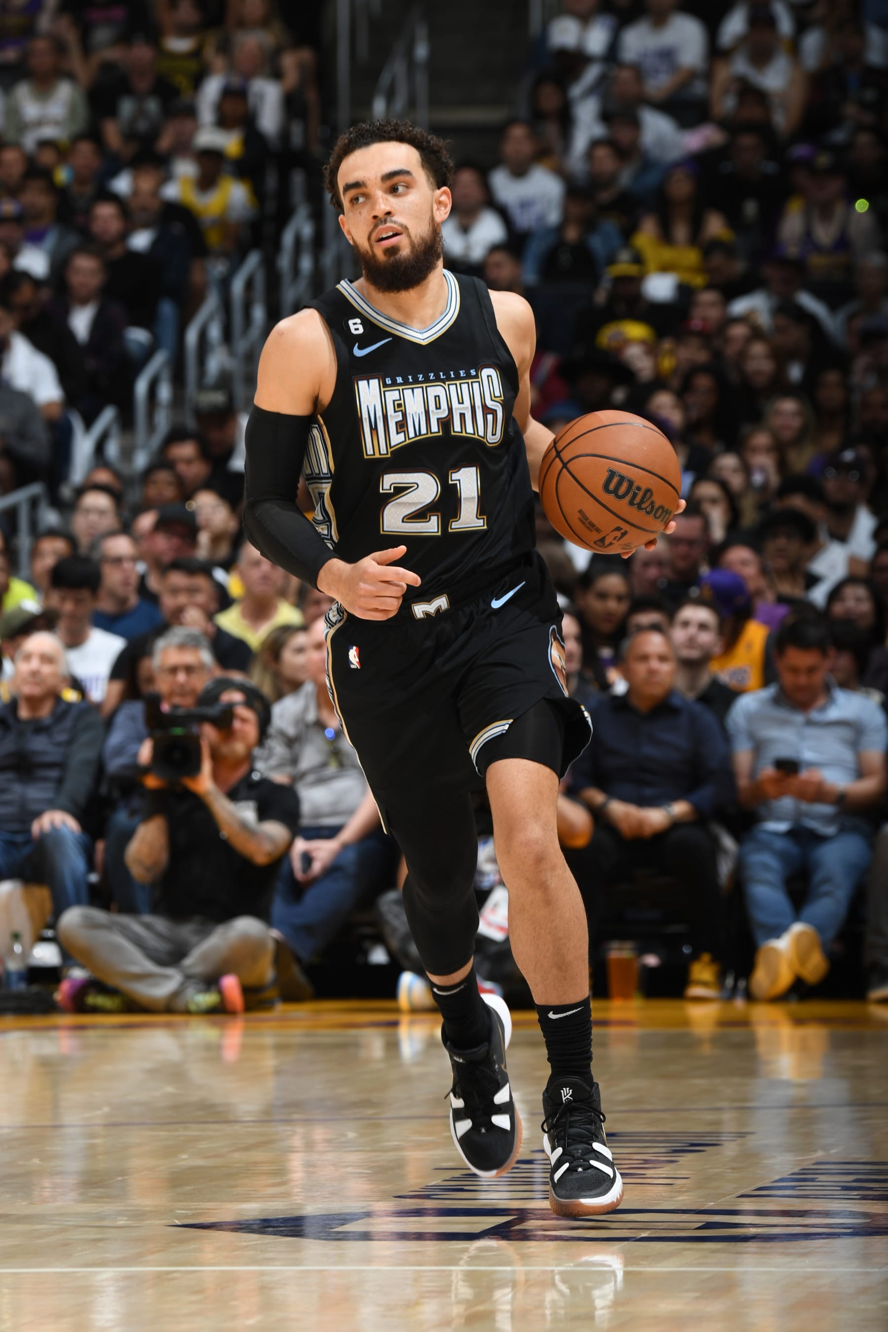 LOS ANGELES, CA - APRIL 22: Tyus Jones #21 of the Memphis Grizzlies moves the ball during Round 1 Game 3 of the 2023 NBA Playoffs on APRIL 22, 2023 at Crypto.Com Arena in Los Angeles, California. NOTE TO USER: User expressly acknowledges and agrees that, by downloading and/or using this Photograph, user is consenting to the terms and conditions of the Getty Images License Agreement. Mandatory Copyright Notice: Copyright 2023 NBAE (Photo by Andrew D. Bernstein/NBAE via Getty Images)