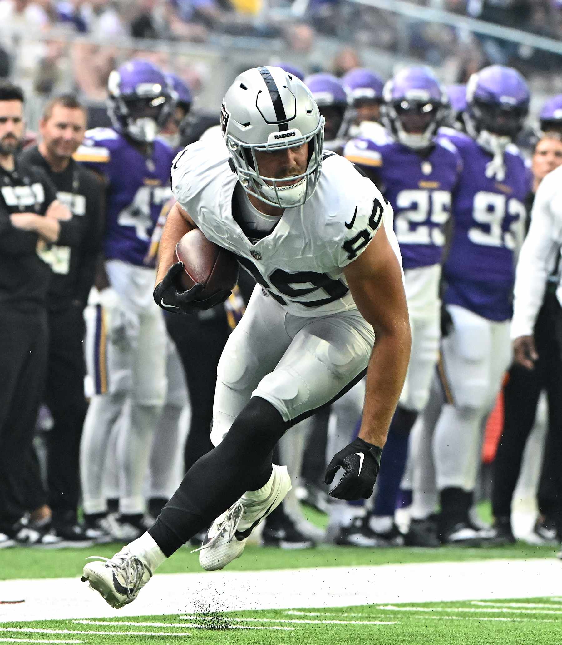 MINNEAPOLIS, MINNESOTA - AUGUST 10: Brock Bowers #89 of the Las Vegas Raiders carries the ball in the first quarter of the preseason game against the Minnesota Vikings at U.S. Bank Stadium on August 10, 2024 in Minneapolis, Minnesota. (Photo by Stephen Maturen/Getty Images)