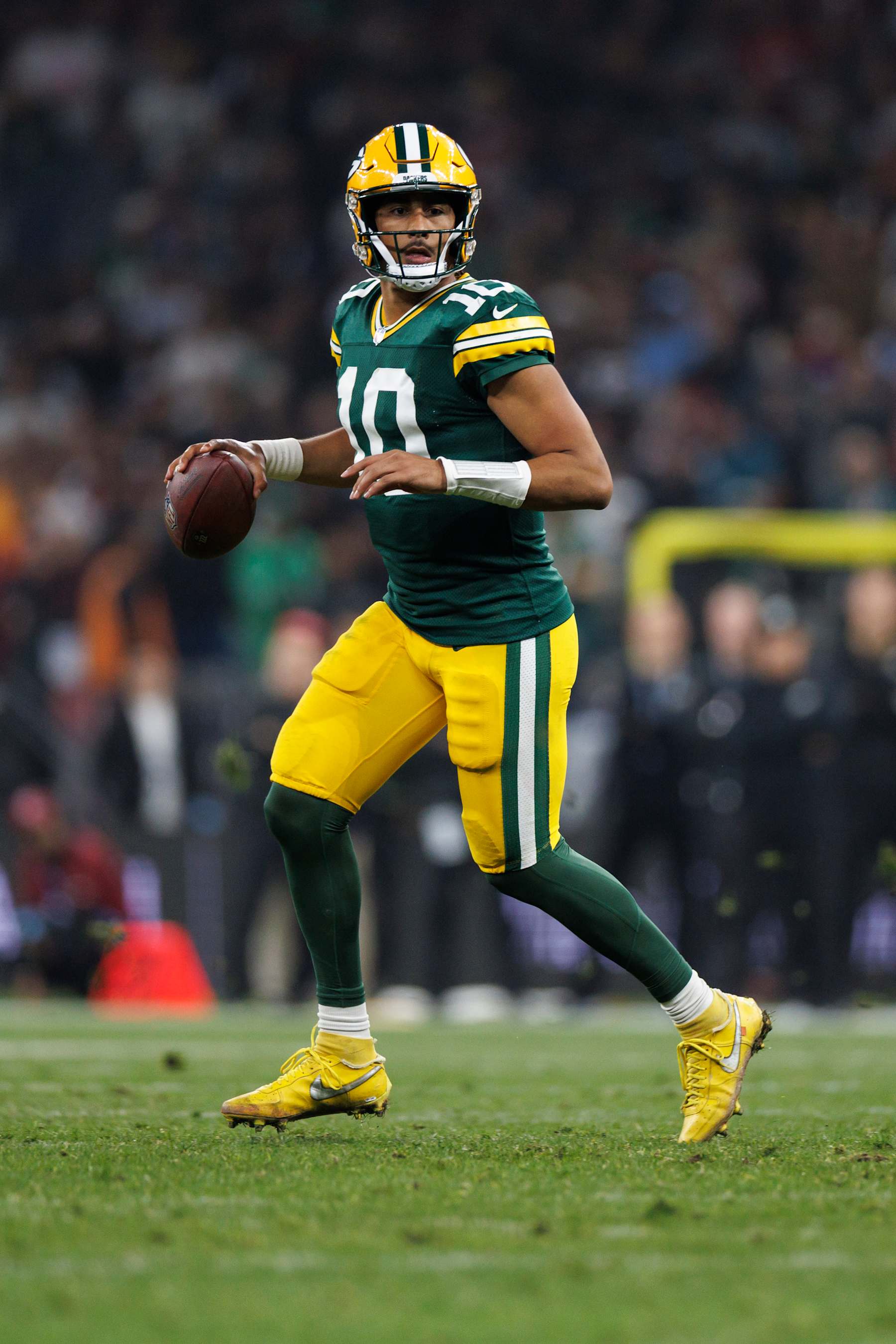 SÃO PAULO, BRAZIL - SEPTEMBER 7: Quarterback Jordan Love #10 of the Green Bay Packers looks downfield to pass during the fourth quarter of an NFL football game against the Philadelphia Eagles, at Arena Corinthians on September 7, 2024 in Sao Paulo, Brazil. (Photo by Brooke Sutton/Getty Images)