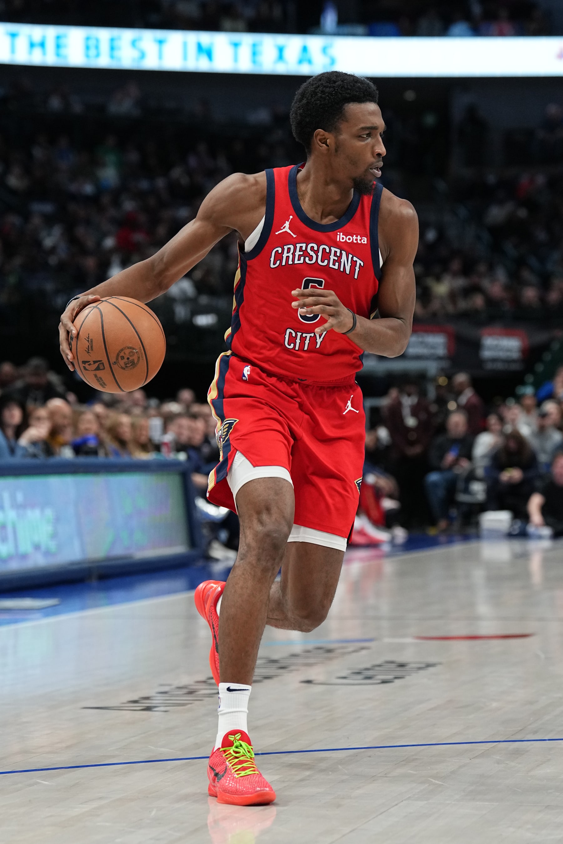 DALLAS, TX - JANUARY 13: Herb Jones #5 of the New Orleans Pelicans dribbles the ball during the game against the Dallas Mavericks on January 13, 2024 at the American Airlines Center in Dallas, Texas. NOTE TO USER: User expressly acknowledges and agrees that, by downloading and or using this photograph, User is consenting to the terms and conditions of the Getty Images License Agreement. Mandatory Copyright Notice: Copyright 2024 NBAE (Photo by Glenn James/NBAE via Getty Images)