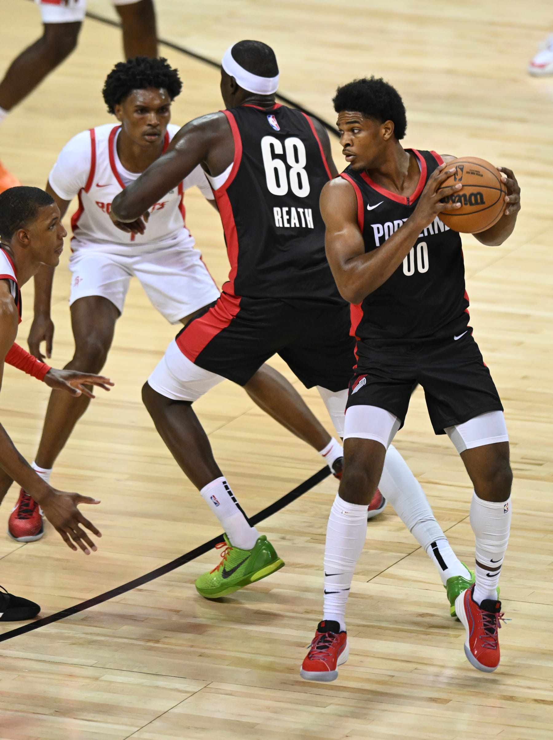 LAS VEGAS, NEVADA - JULY 07: Scoot Henderson #00 of the Portland Trail Blazers looks to pass the ball against the Houston Rockets during the second quarter at the Thomas & Mack Center on July 07, 2023 in Las Vegas, Nevada. (Photo by Candice Ward/Getty Images)