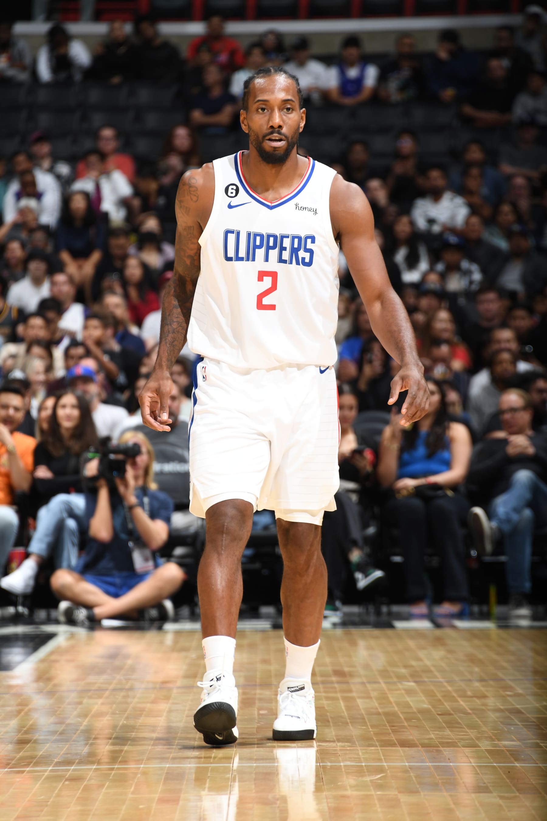 LOS ANGELES, CA - OCTOBER 9: Kawhi Leonard #2 of the LA Clippers looks on during a preseason game against the Minnesota Timberwolves on October 9, 2022 at Crypto.com Arena in Los Angeles, California. NOTE TO USER: User expressly acknowledges and agrees that, by downloading and/or using this Photograph, user is consenting to the terms and conditions of the Getty Images License Agreement. Mandatory Copyright Notice: Copyright 2022 NBAE (Photo by Andrew D. Bernstein/NBAE via Getty Images)
