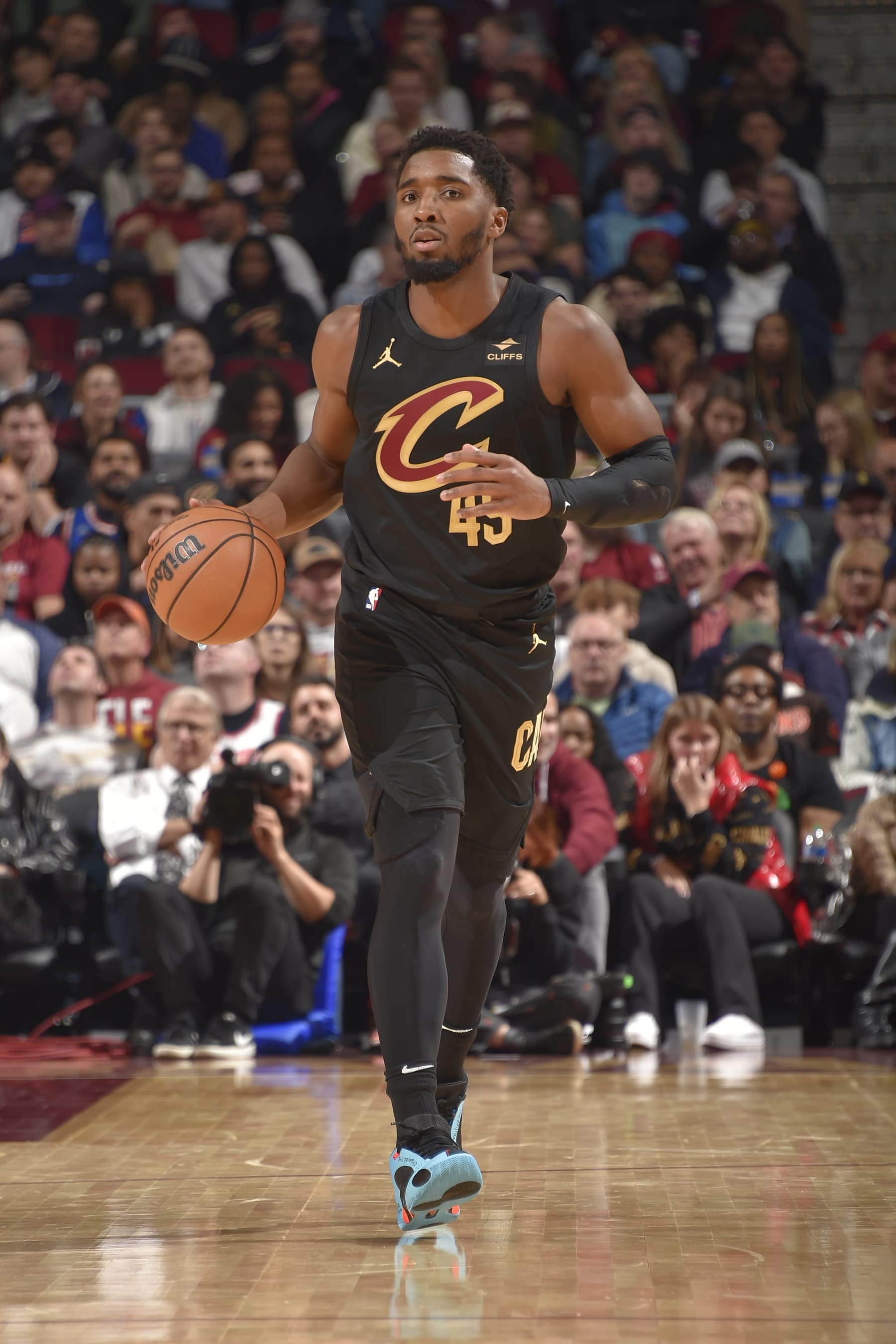CLEVELAND, OH - OCTOBER 31: Donovan Mitchell #45 of the Cleveland Cavaliers dribbles the ball during the game against the New York Knicks on October 31, 2023 at Rocket Mortgage FieldHouse in Cleveland, Ohio. NOTE TO USER: User expressly acknowledges and agrees that, by downloading and/or using this Photograph, user is consenting to the terms and conditions of the Getty Images License Agreement. Mandatory Copyright Notice: Copyright 2023 NBAE (Photo by David Liam Kyle/NBAE via Getty Images)