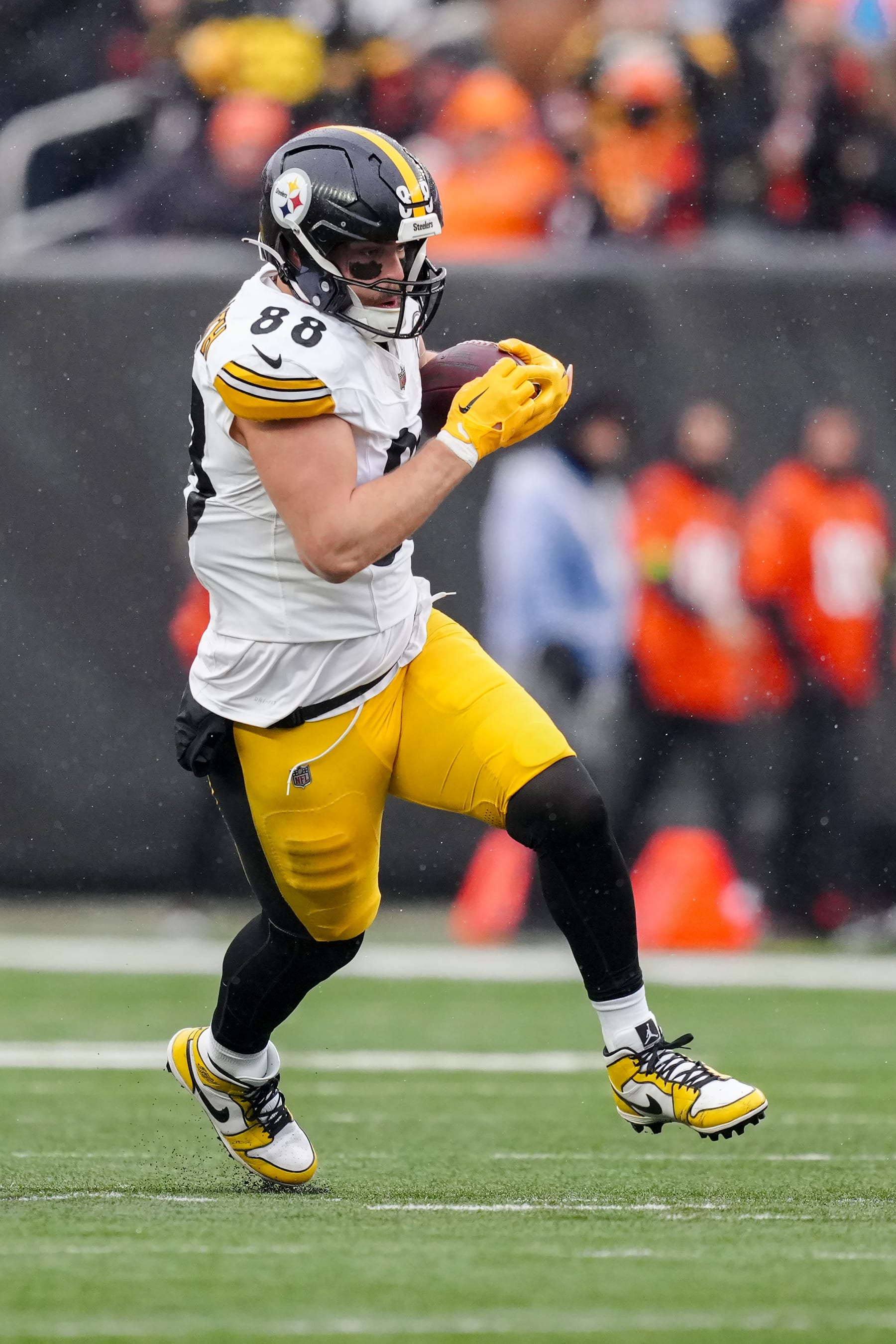 CINCINNATI, OHIO - NOVEMBER 26: Pat Freiermuth #88 of the Pittsburgh Steelers runs with the ball in the first quarter against the Cincinnati Bengals at Paycor Stadium on November 26, 2023 in Cincinnati, Ohio. (Photo by Dylan Buell/Getty Images)