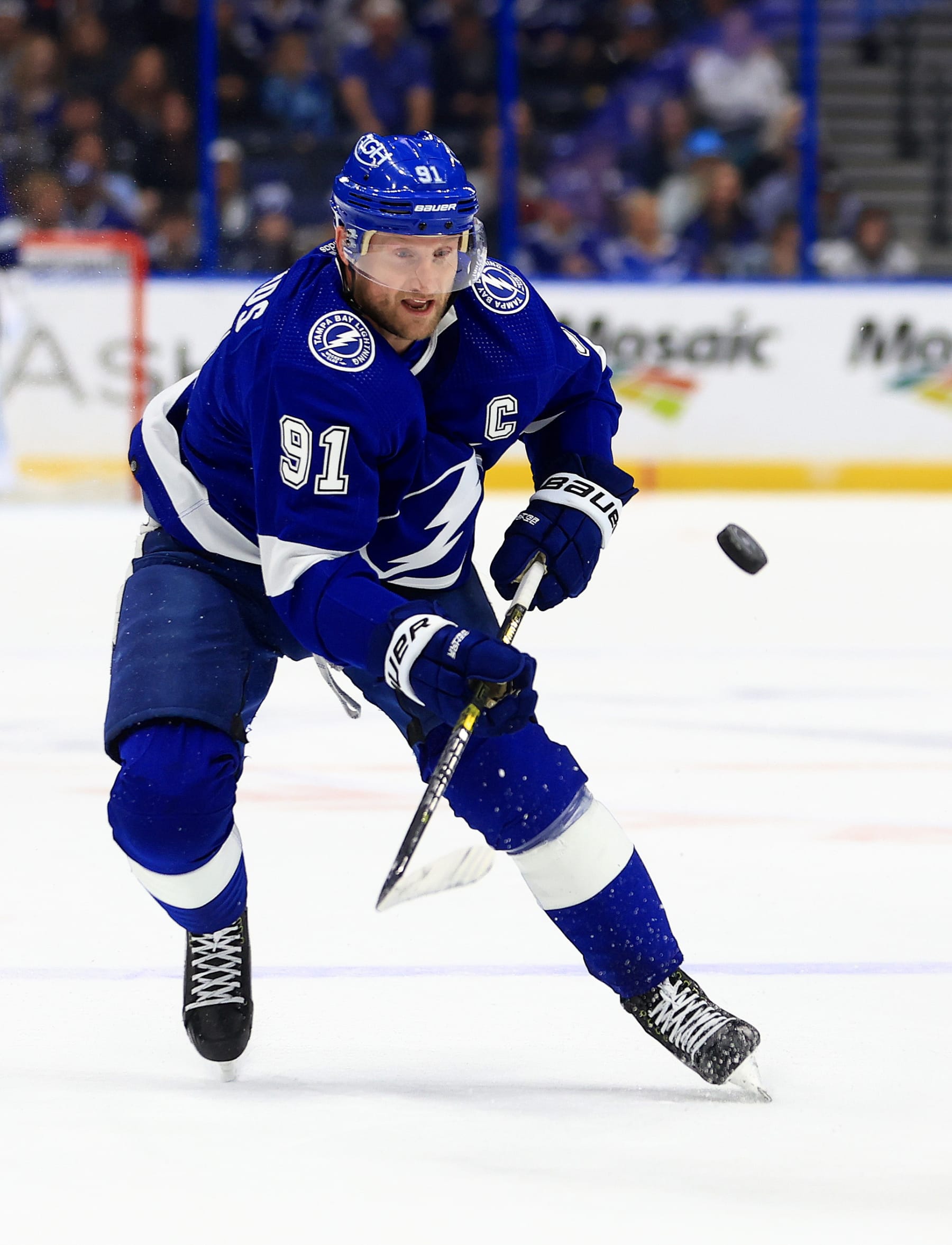 TAMPA, FLORIDA - JANUARY 09: Steven Stamkos #91 of the Tampa Bay Lightninglooks to pass in the second period during a game against the Los Angeles Kings at Amalie Arena on January 09, 2024 in Tampa, Florida. (Photo by Mike Ehrmann/Getty Images)