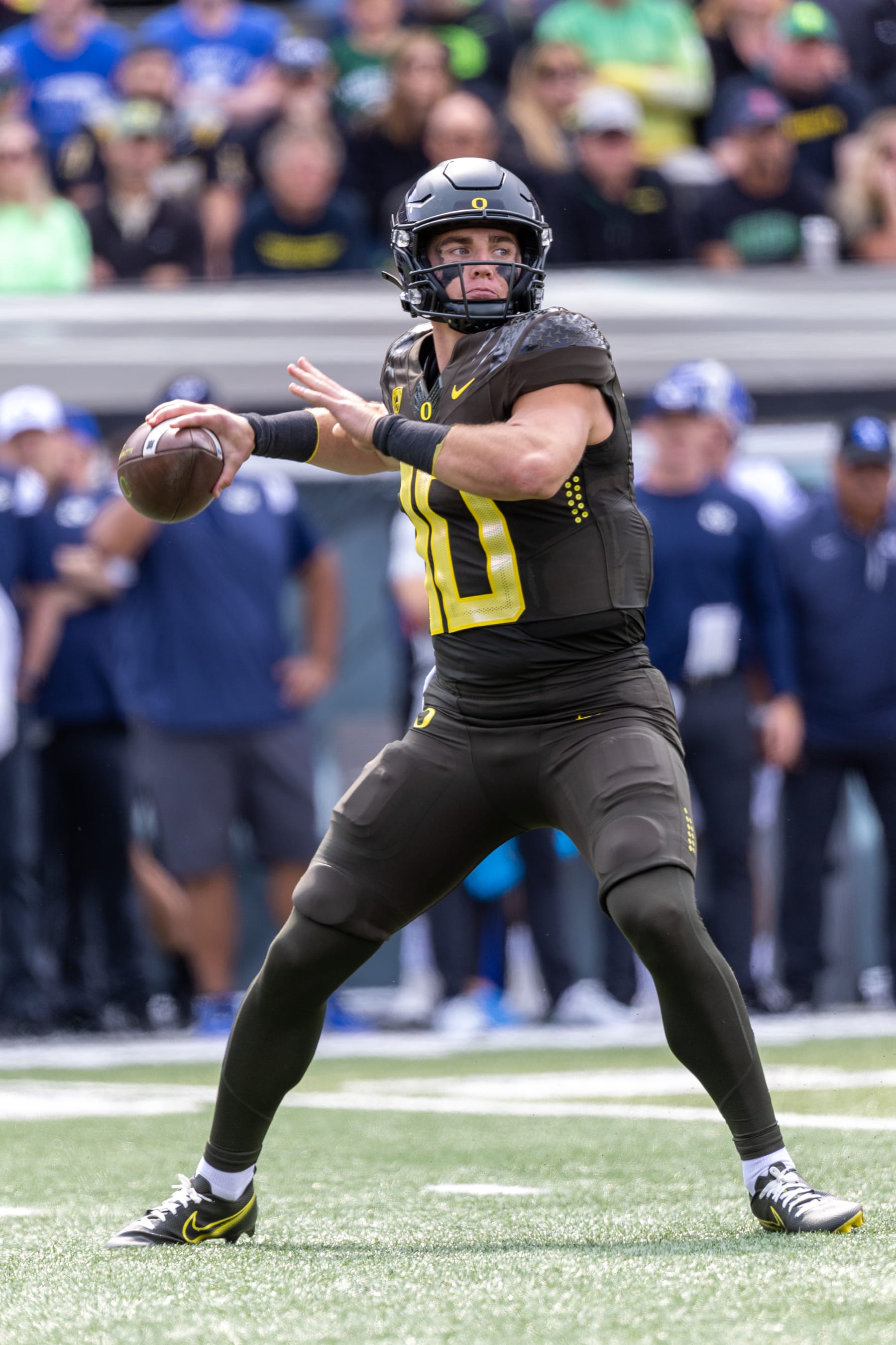 EUGENE, OR - SEPTEMBER 17: Quarterback Bo Nix #10 of the Oregon Ducks runs with the ball against the Brigham Young Cougars during  the first half at Autzen Stadium on September 17, 2022 in Eugene, Oregon. (Photo by Tom Hauck/Getty Images)