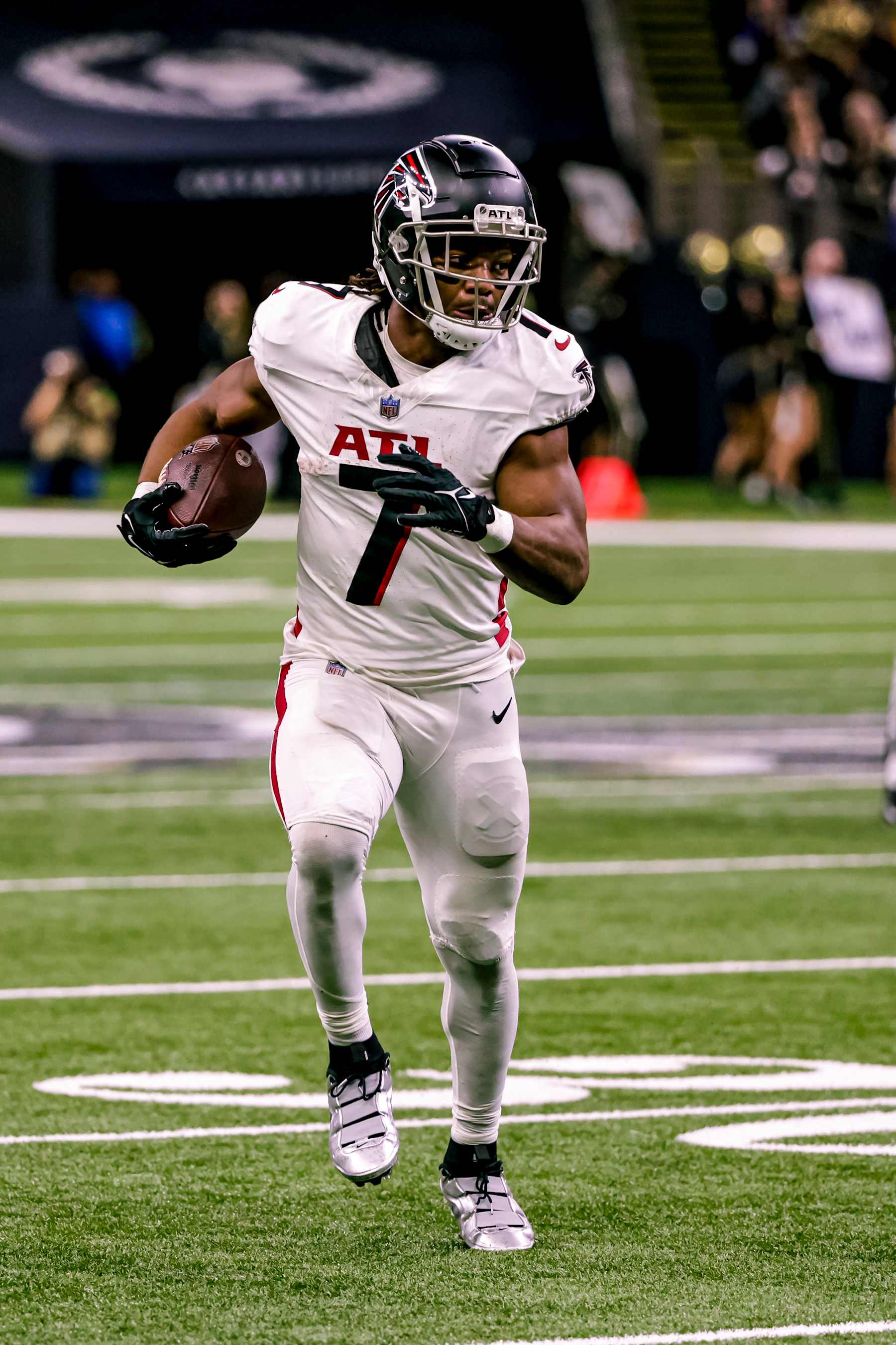 NEW ORLEANS, LOUISIANA - JANUARY 7: Bijan Robinson #7 of the Atlanta Falcons lines up for a play against the New Orleans Saints during the first half of a game at the Caesars Superdome on January 7, 2024 in New Orleans, Louisiana. (Photo by Derick E. Hingle/Getty Images)