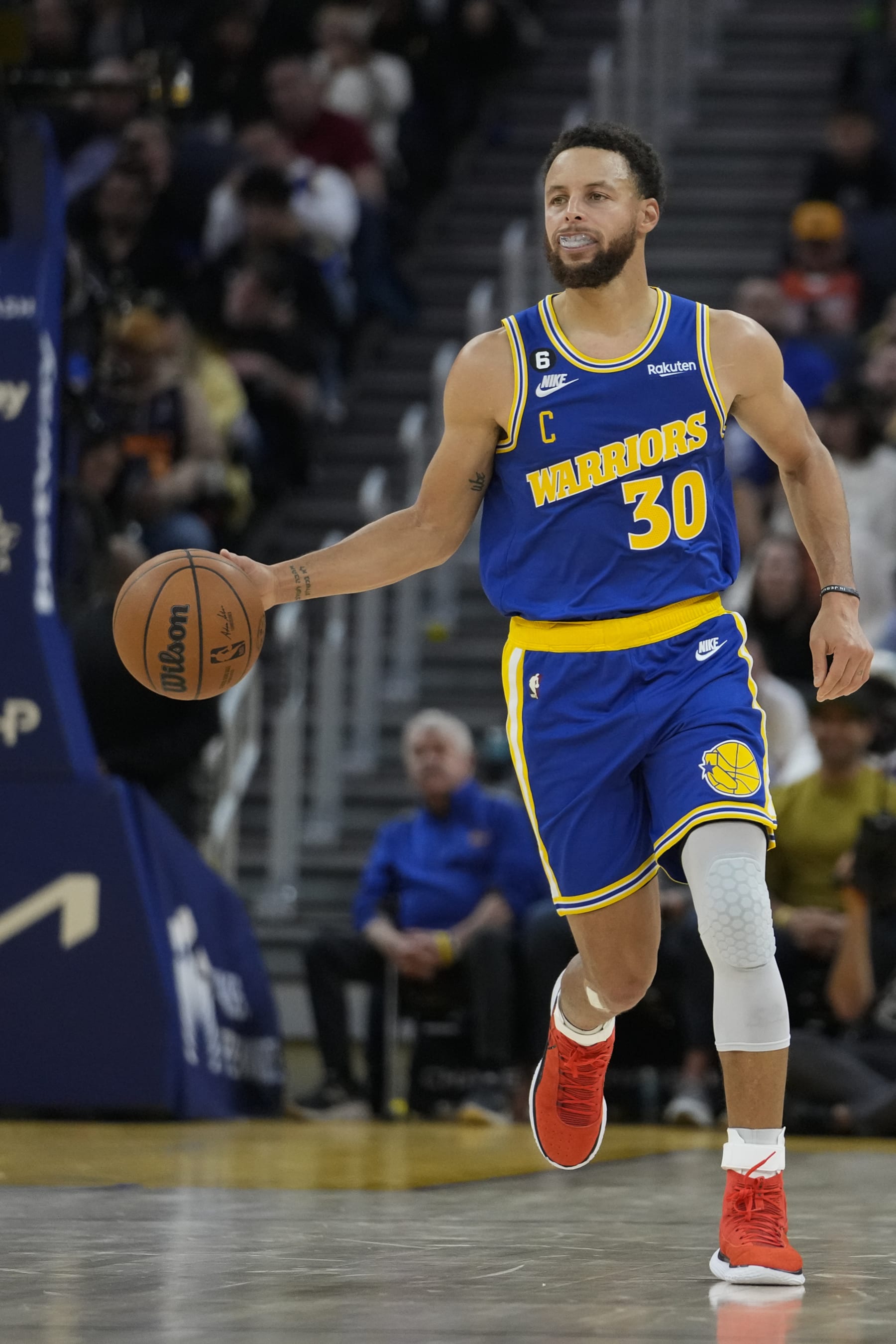 Golden State Warriors guard Stephen Curry moves the ball during the second half of an NBA basketball game against the Indiana Pacers in San Francisco, Monday, Dec. 5, 2022. (AP Photo/Godofredo A. Vásquez)