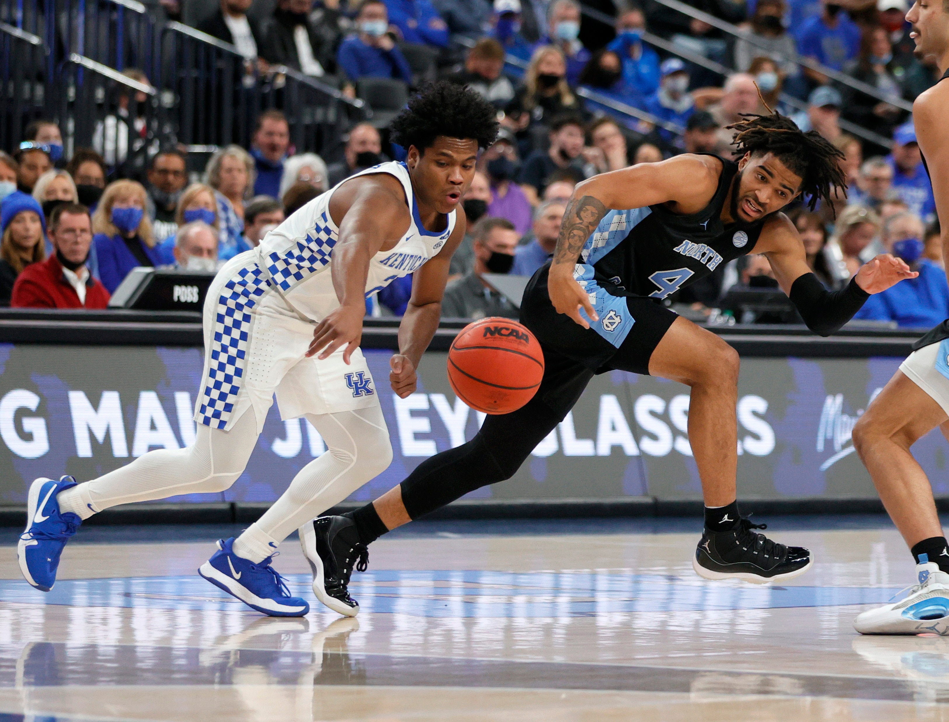 LAS VEGAS, NEVADA - DECEMBER 18:  Sahvir Wheeler #2 of the Kentucky Wildcats steals the ball from R.J. Davis #4 of the North Carolina Tar Heels during the CBS Sports Classic at T-Mobile Arena on December 18, 2021 in Las Vegas, Nevada.  (Photo by Ethan Miller/Getty Images)