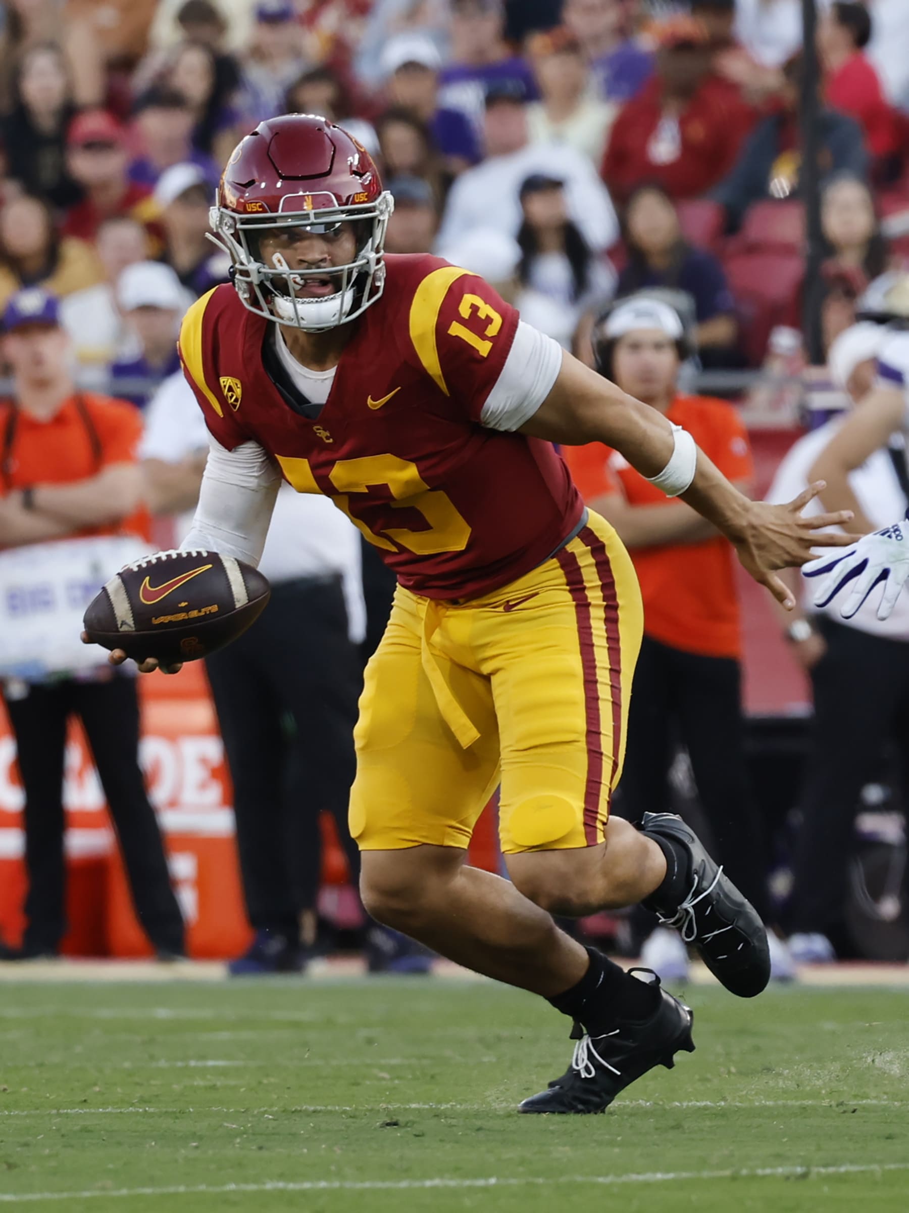 Los Angeles, CA - November 04: USC Trojans QB Caleb Williams scambles in the pocket against Washington Huskies at the Los Angeles Memorial Coliseum on Saturday, Nov. 4, 2023, in Los Angeles, CA. (Gina Ferazzi / Los Angeles Times via Getty Images)