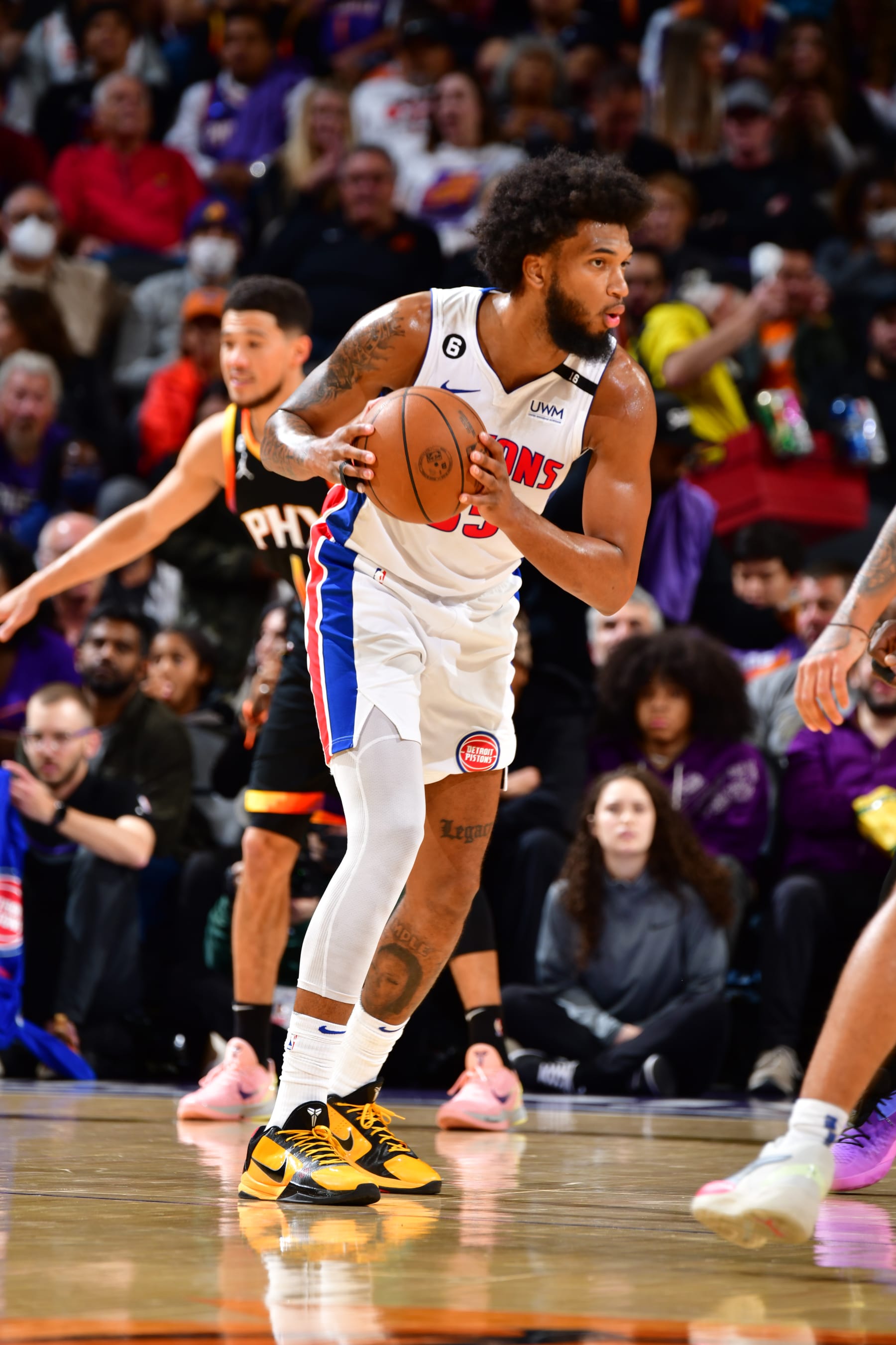 PHOENIX, AZ - NOVEMBER 25: Marvin Bagley III #35 of the Detroit Pistons looks to pass the ball during the game against the Phoenix Suns on November 25, 2022 at Footprint Center in Phoenix, Arizona. NOTE TO USER: User expressly acknowledges and agrees that, by downloading and or using this photograph, user is consenting to the terms and conditions of the Getty Images License Agreement. Mandatory Copyright Notice: Copyright 2022 NBAE (Photo by Barry Gossage/NBAE via Getty Images)