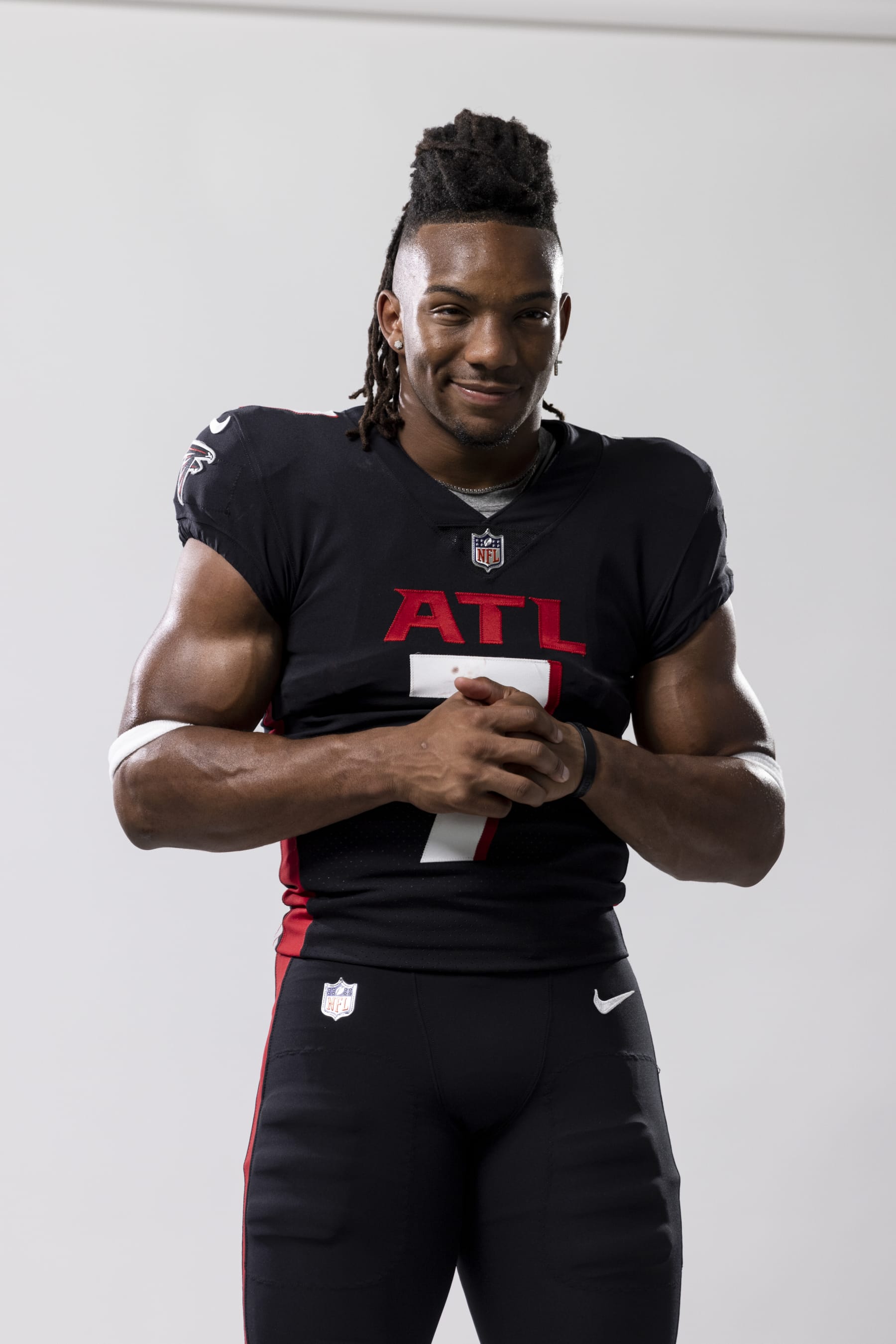 LOS ANGELES, CALIFORNIA - MAY 20: Bijan Robinson #7 of the Atlanta Falcons poses for a portrait during the NFLPA Rookie Premiere on May 20, 2023 in Los Angeles, California. (Photo by Michael Owens/Getty Images)