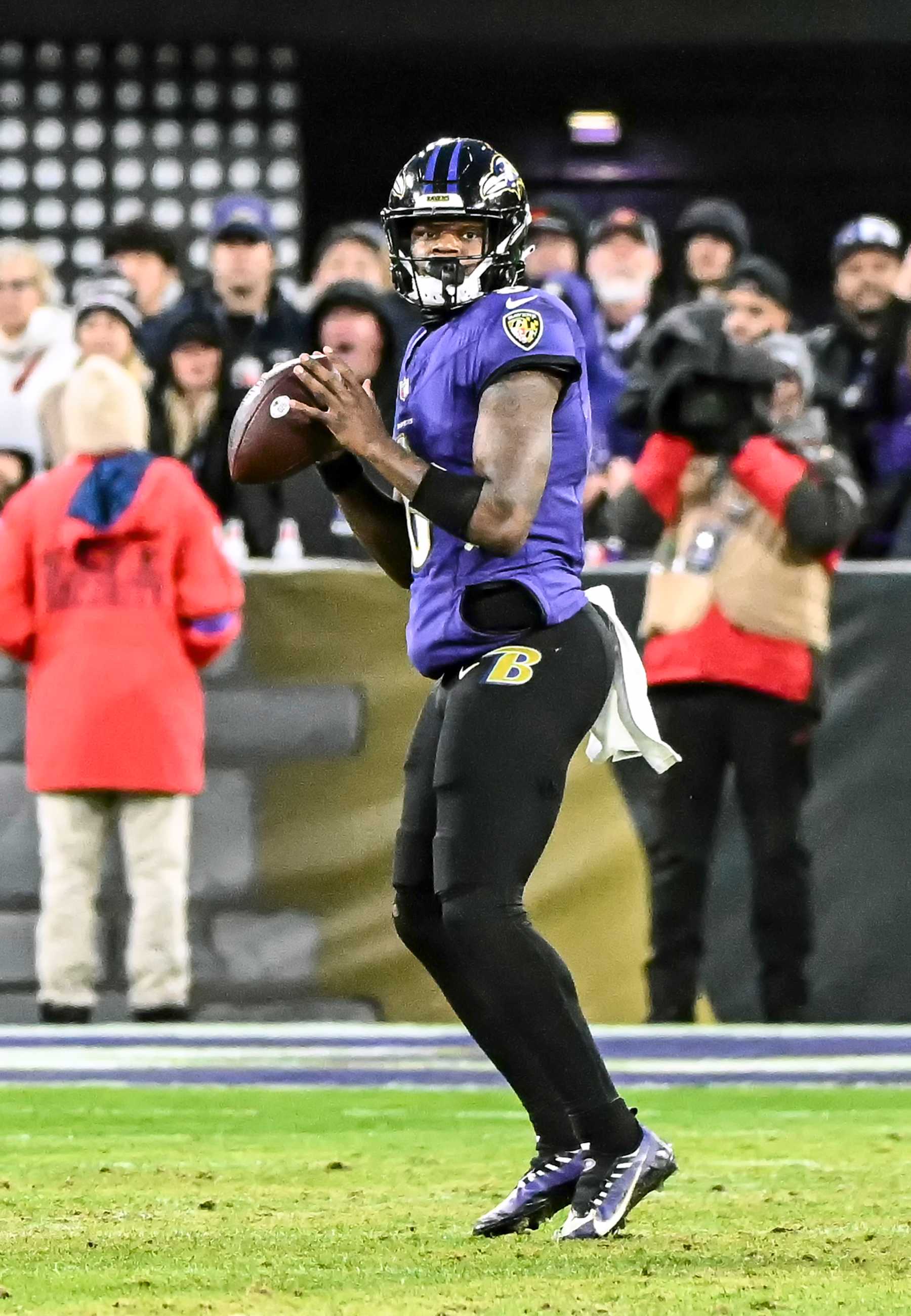 BALTIMORE, MD - JANUARY 28:  Baltimore Ravens quarterback Lamar Jackson (8) in action during the Kansas City Chiefs game versus the Baltimore Ravens in the AFC Championship Game on January 28, 2024 at M&T Bank Stadium in Baltimore, MD.  (Photo by Mark Goldman/Icon Sportswire via Getty Images)