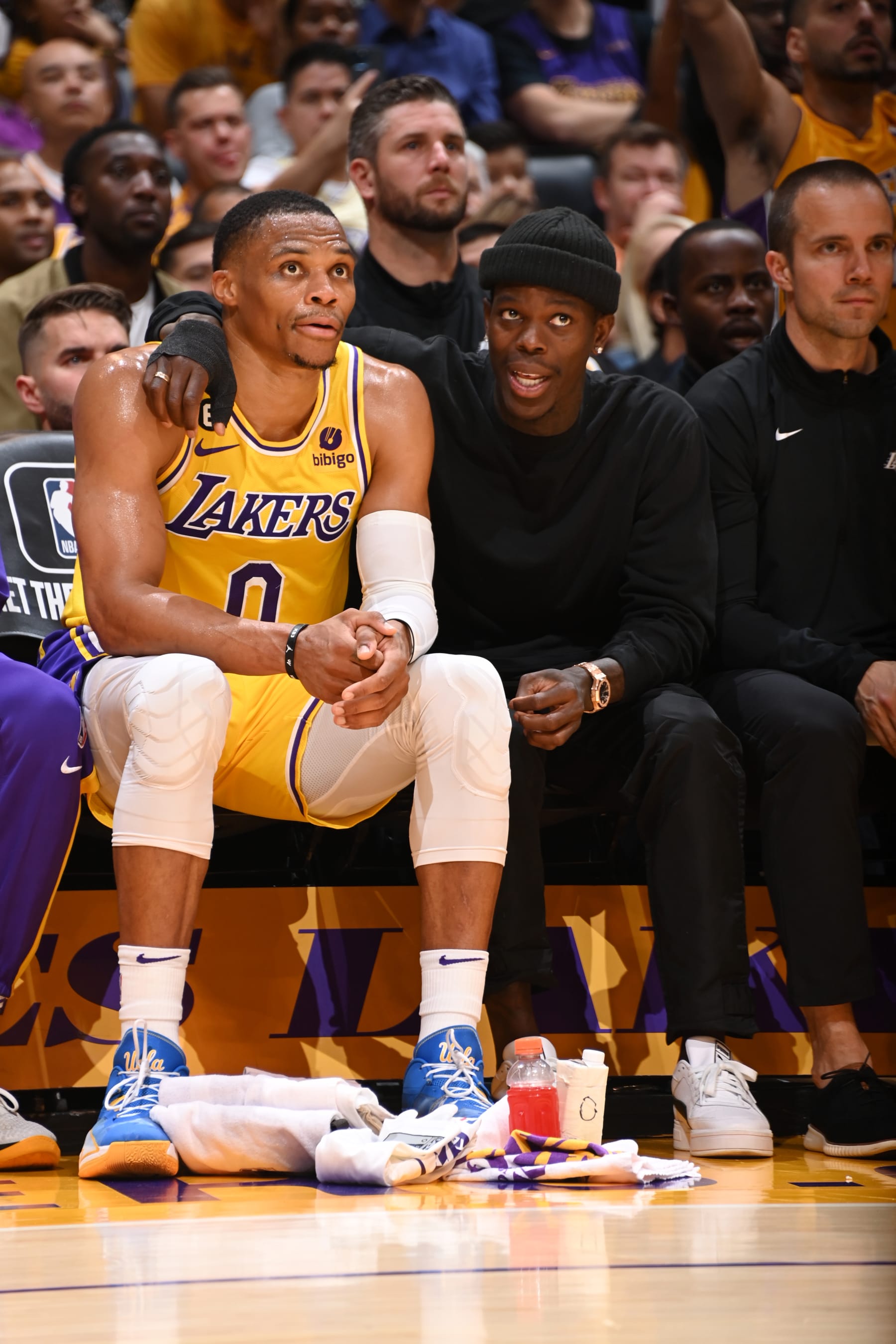 Russell Westbrook (left) talks to Dennis Schröder 