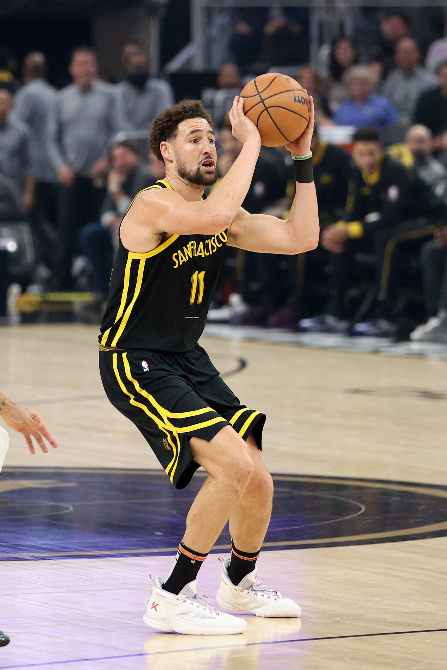 SAN FRANCISCO, CALIFORNIA - DECEMBER 19: Klay Thompson #11 of the Golden State Warriors shoots the ball against the Boston Celtics in the first half at Chase Center on December 19, 2023 in San Francisco, California. NOTE TO USER: User expressly acknowledges and agrees that, by downloading and or using this photograph, User is consenting to the terms and conditions of the Getty Images License Agreement.  (Photo by Ezra Shaw/Getty Images)