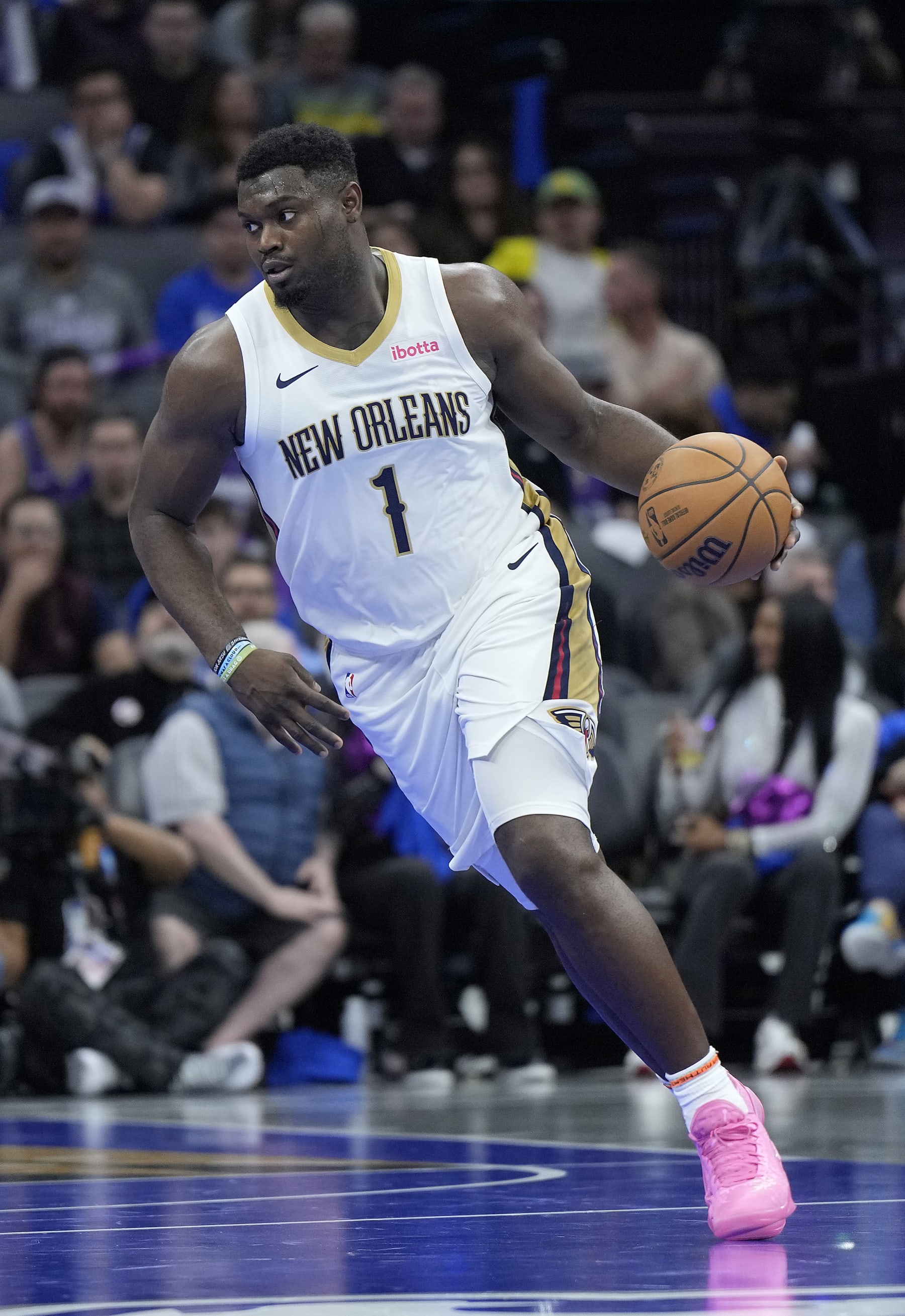 SACRAMENTO, CALIFORNIA - DECEMBER 04: Zion Williamson #1 of the New Orleans Pelicans dribbles the ball up court against the Sacramento Kings in the third quarter of an NBA In-Season Tournament Knockout Round game at Golden 1 Center on December 04, 2023 in Sacramento, California. NOTE TO USER: User expressly acknowledges and agrees that, by downloading and or using this photograph, User is consenting to the terms and conditions of the Getty Images License Agreement. (Photo by Thearon W. Henderson/Getty Images)