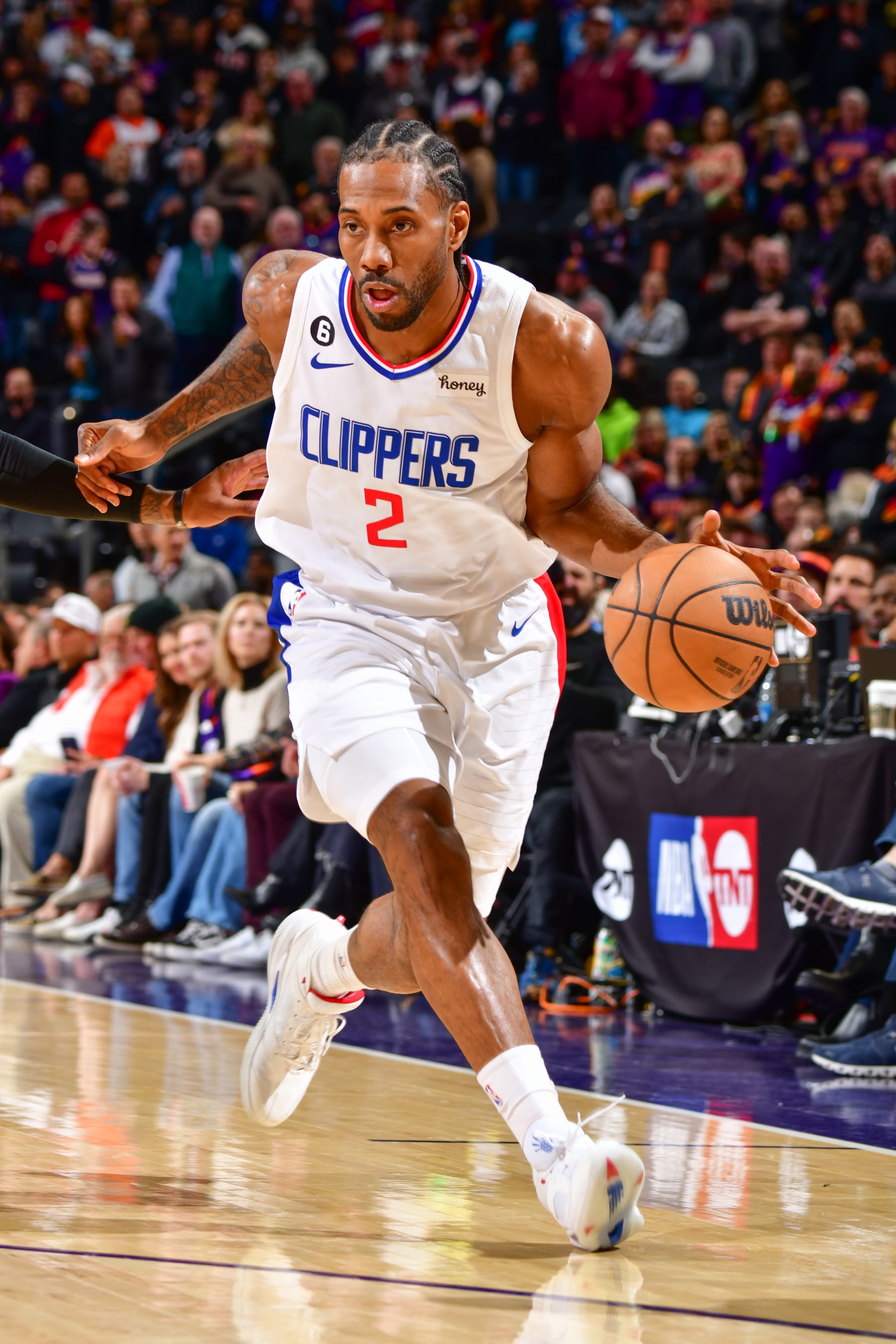 PHOENIX, AZ - FEBUARY 16:  Kawhi Leonard #2 of the LA Clippers goes to the basket during the game on Febuary 16, 2023 at Footprint Center in Phoenix, Arizona. NOTE TO USER: User expressly acknowledges and agrees that, by downloading and or using this photograph, user is consenting to the terms and conditions of the Getty Images License Agreement. Mandatory Copyright Notice: Copyright 2023 NBAE (Photo by Barry Gossage/NBAE via Getty Images)