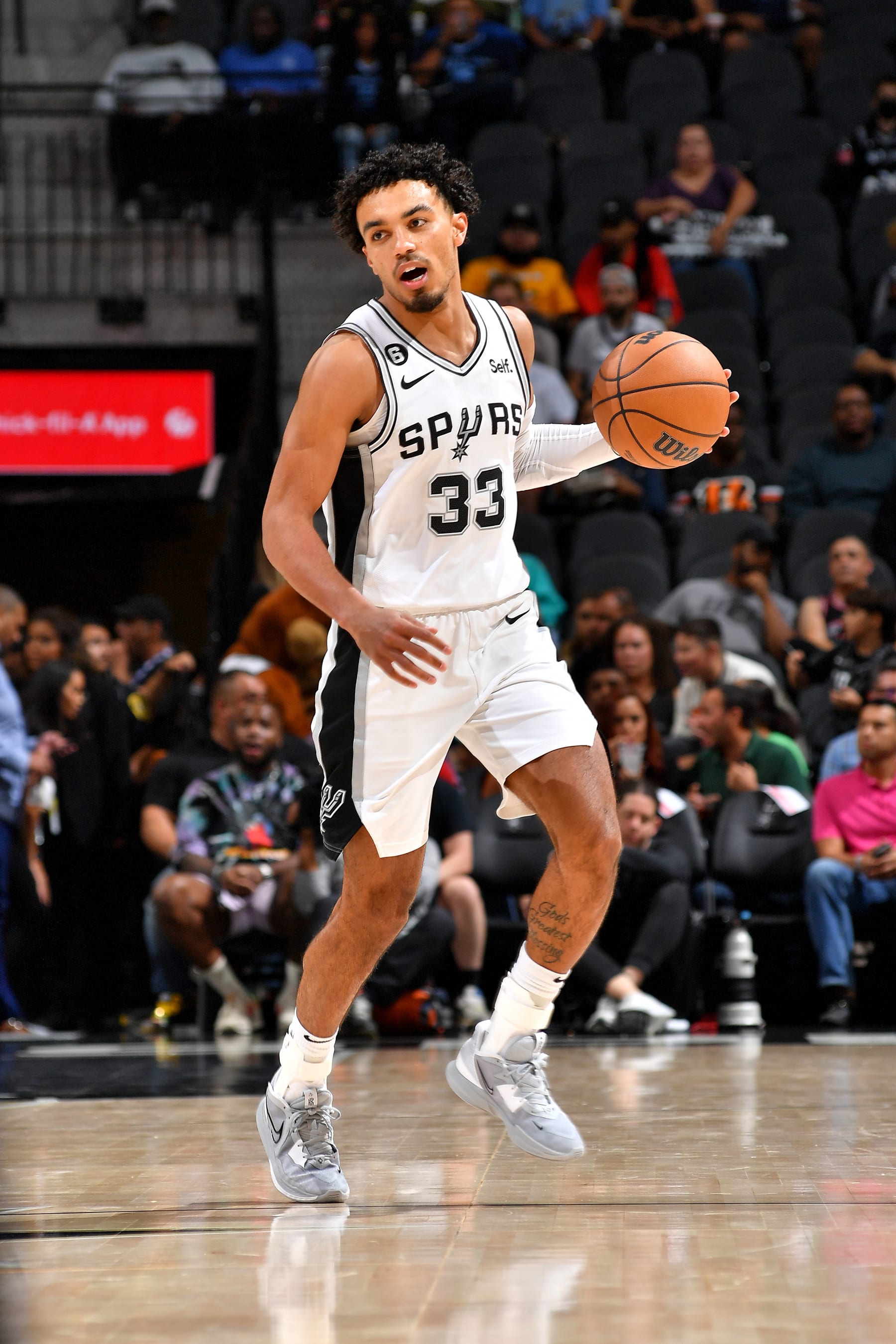 SAN ANTONIO, TX - NOVEMBER 9: Tre Jones #33 of the San Antonio Spurs handles the ball against the Memphis Grizzlies on November 9, 2022 at the AT&T Center in San Antonio, Texas. NOTE TO USER: User expressly acknowledges and agrees that, by downloading and or using this photograph, user is consenting to the terms and conditions of the Getty Images License Agreement. Mandatory Copyright Notice: Copyright 2022 NBAE (Photos by Michael Gonzales/NBAE via Getty Images)
