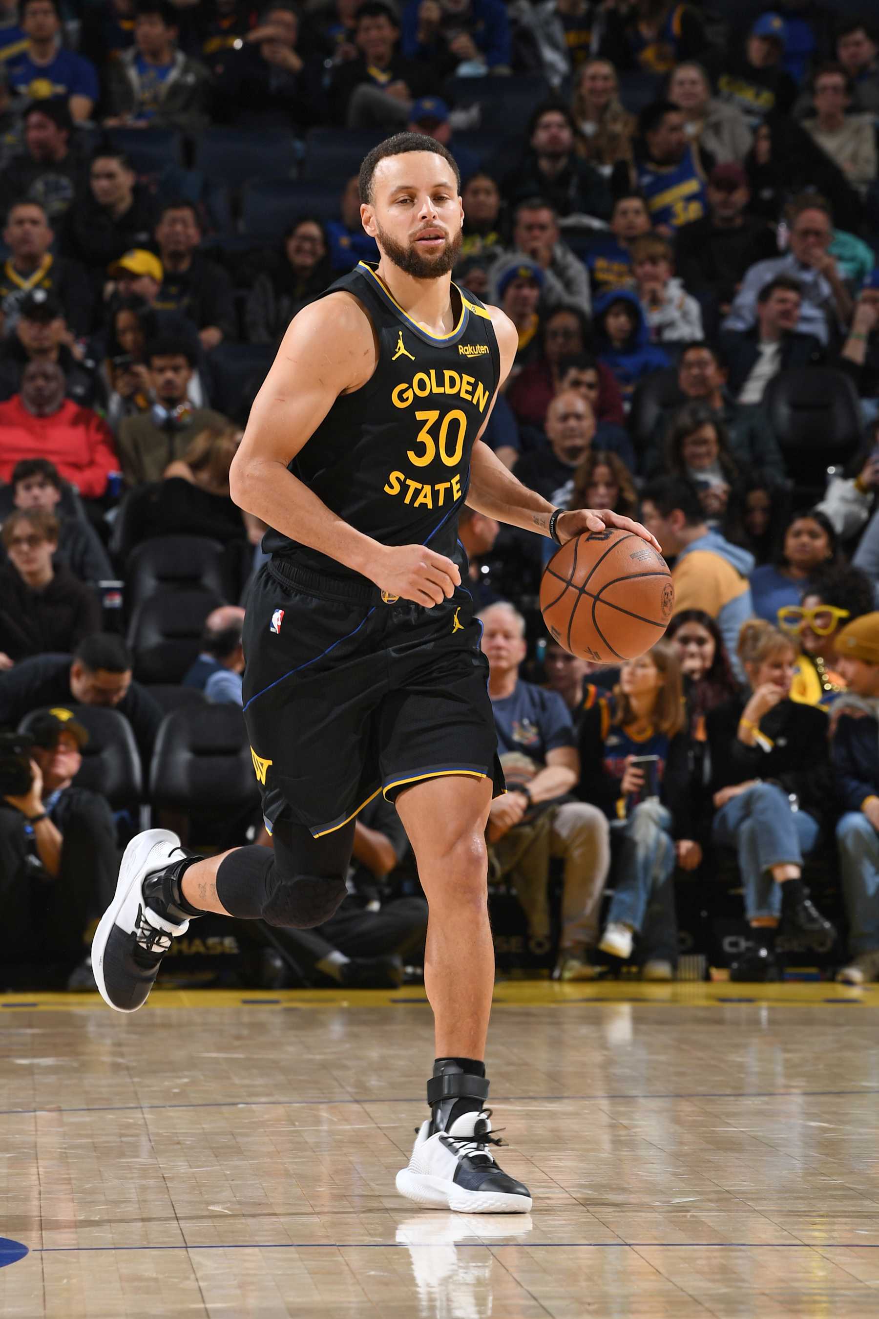 SAN FRANCISCO, CA - DECEMBER 30: Stephen Curry #30 of the Golden State Warriors dribbles the ball during the game against the Cleveland Cavaliers on December 30, 2024 at Chase Center in San Francisco, California. NOTE TO USER: User expressly acknowledges and agrees that, by downloading and or using this photograph, user is consenting to the terms and conditions of Getty Images License Agreement. Mandatory Copyright Notice: Copyright 2024 NBAE (Photo by Noah Graham/NBAE via Getty Images)