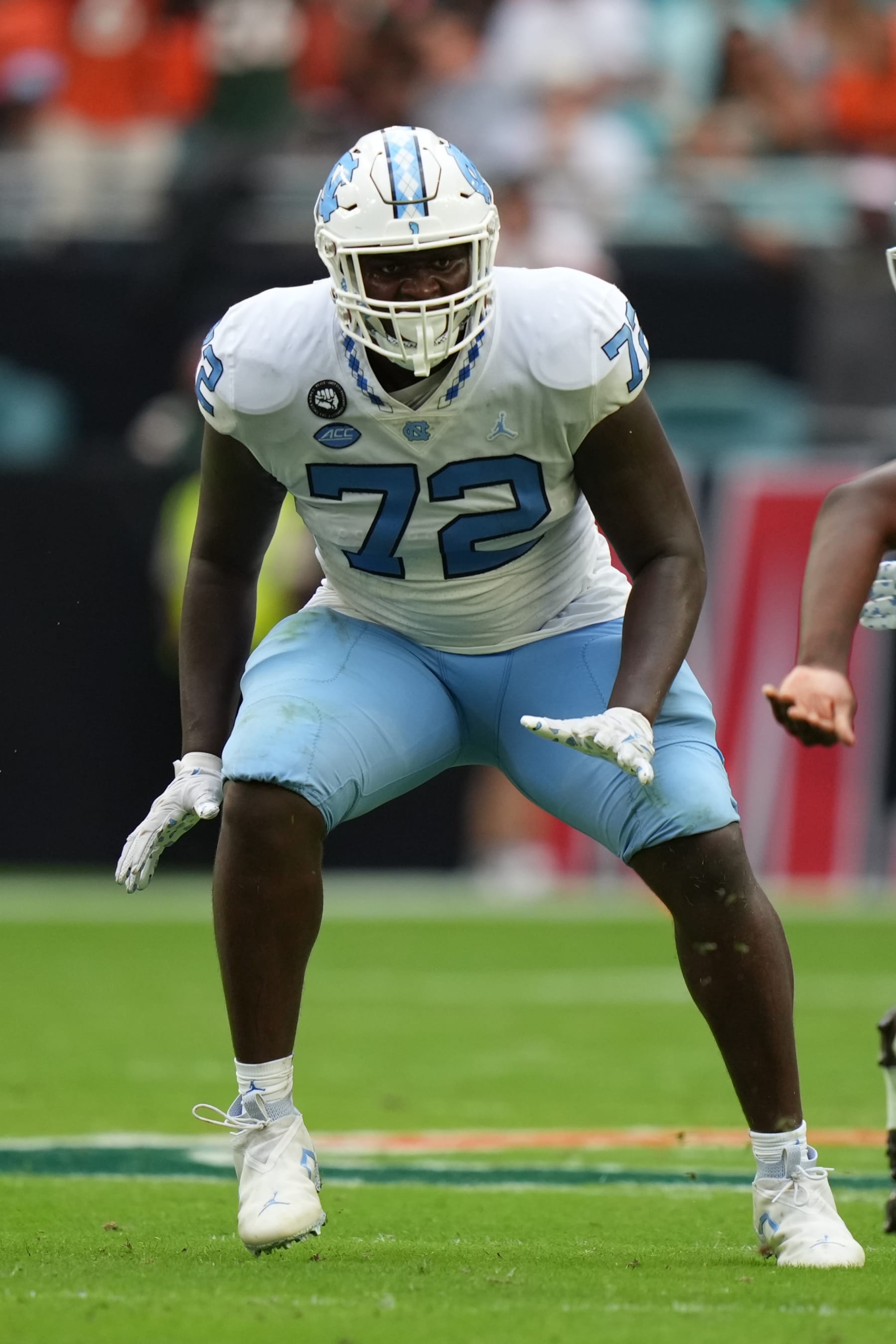 MIAMI GARDENS, FL - OCTOBER 08: North Carolina Tar Heels offensive lineman Asim Richards (72) blocks during the game between the North Carolina Tar Heels and the Miami Hurricanes on Saturday, October 8, 2022 at Hard Rock Stadium, Miami Gardens, FL (Photo by Peter Joneleit/Icon Sportswire via Getty Images)