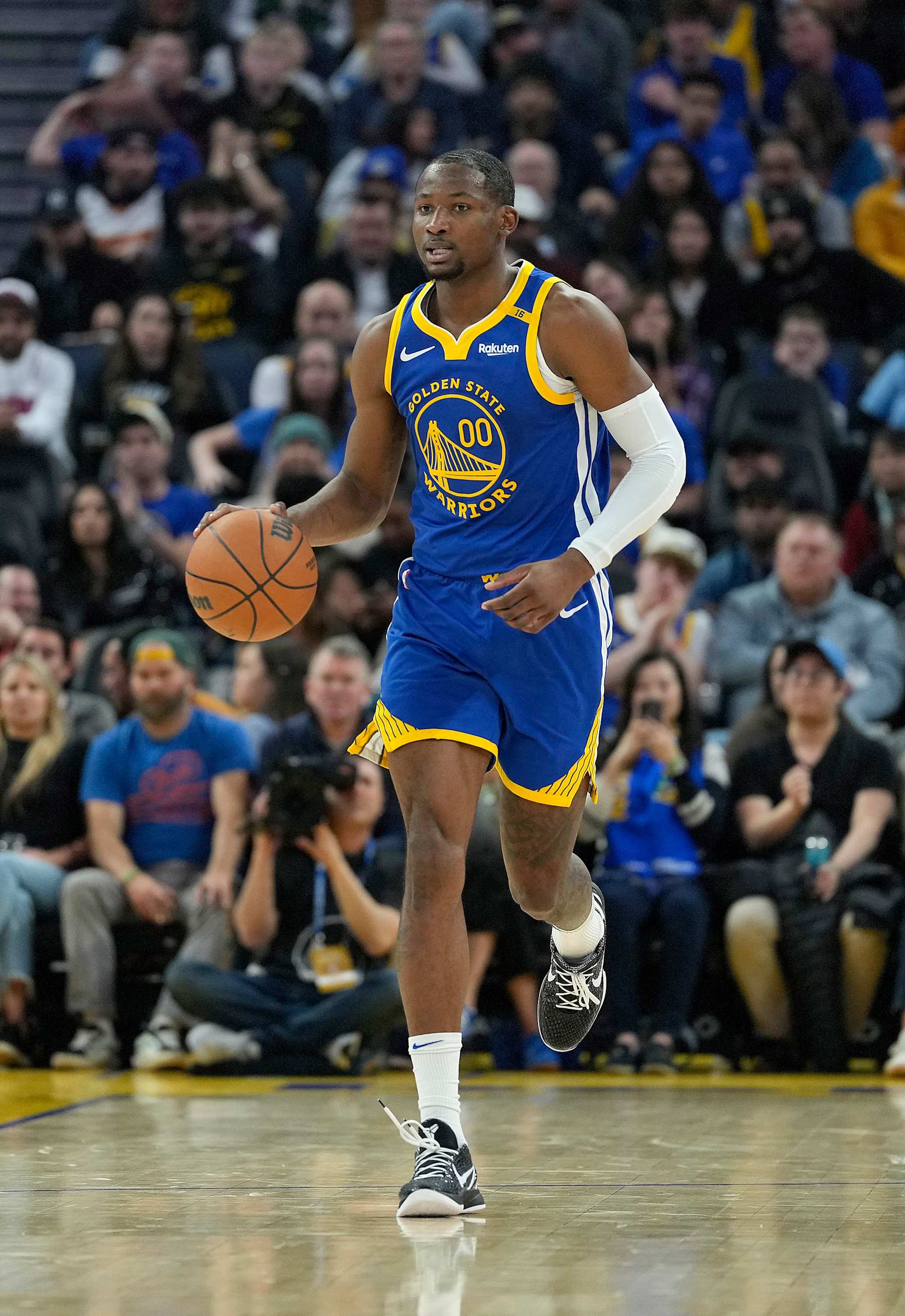SAN FRANCISCO, CALIFORNIA - JANUARY 04: Jonathan Kuminga #00 of the Golden State Warriors dribbles the ball up court against the Memphis Grizzlies during the first half of an NBA basketball game at Chase Center on January 04, 2025 in San Francisco, California. NOTE TO USER: User expressly acknowledges and agrees that, by downloading and or using this photograph, User is consenting to the terms and conditions of the Getty Images License Agreement. (Photo by Thearon W. Henderson/Getty Images)