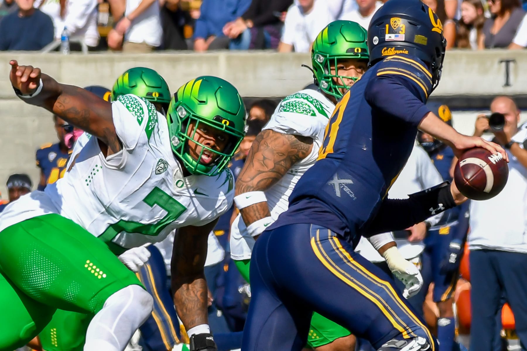 BERKELEY, CA - OCTOBER 29: Oregon Ducks linebacker DJ Johnson (2) rushes in on California Golden Bears quarterback Jack Plummer (13) during the game between the Oregon Ducks and the California Golden Bears on Saturday, October 29, 2022 at Memorial Stadium in Berkeley, California. (Photo by Douglas Stringer/Icon Sportswire via Getty Images)