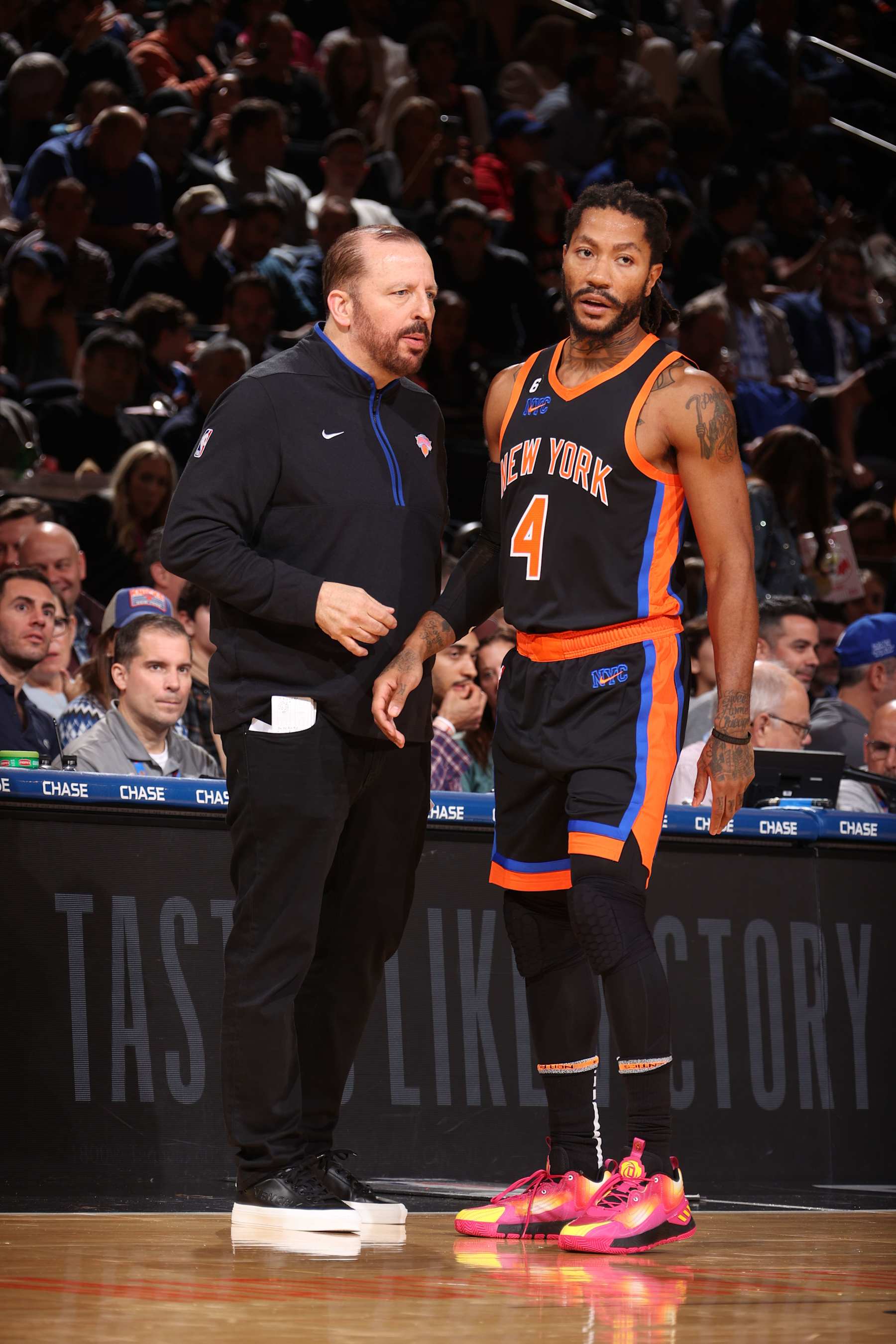 NEW YORK, NY - NOVEMBER 11: Head Coach Tom Thibodeau talks to Derrick Rose #4 of the New York Knicks during the game against the Detroit Pistons on November 11, 2022 at Madison Square Garden in New York City, New York.  NOTE TO USER: User expressly acknowledges and agrees that, by downloading and or using this photograph, User is consenting to the terms and conditions of the Getty Images License Agreement. Mandatory Copyright Notice: Copyright 2022 NBAE  (Photo by Nathaniel S. Butler/NBAE via Getty Images)