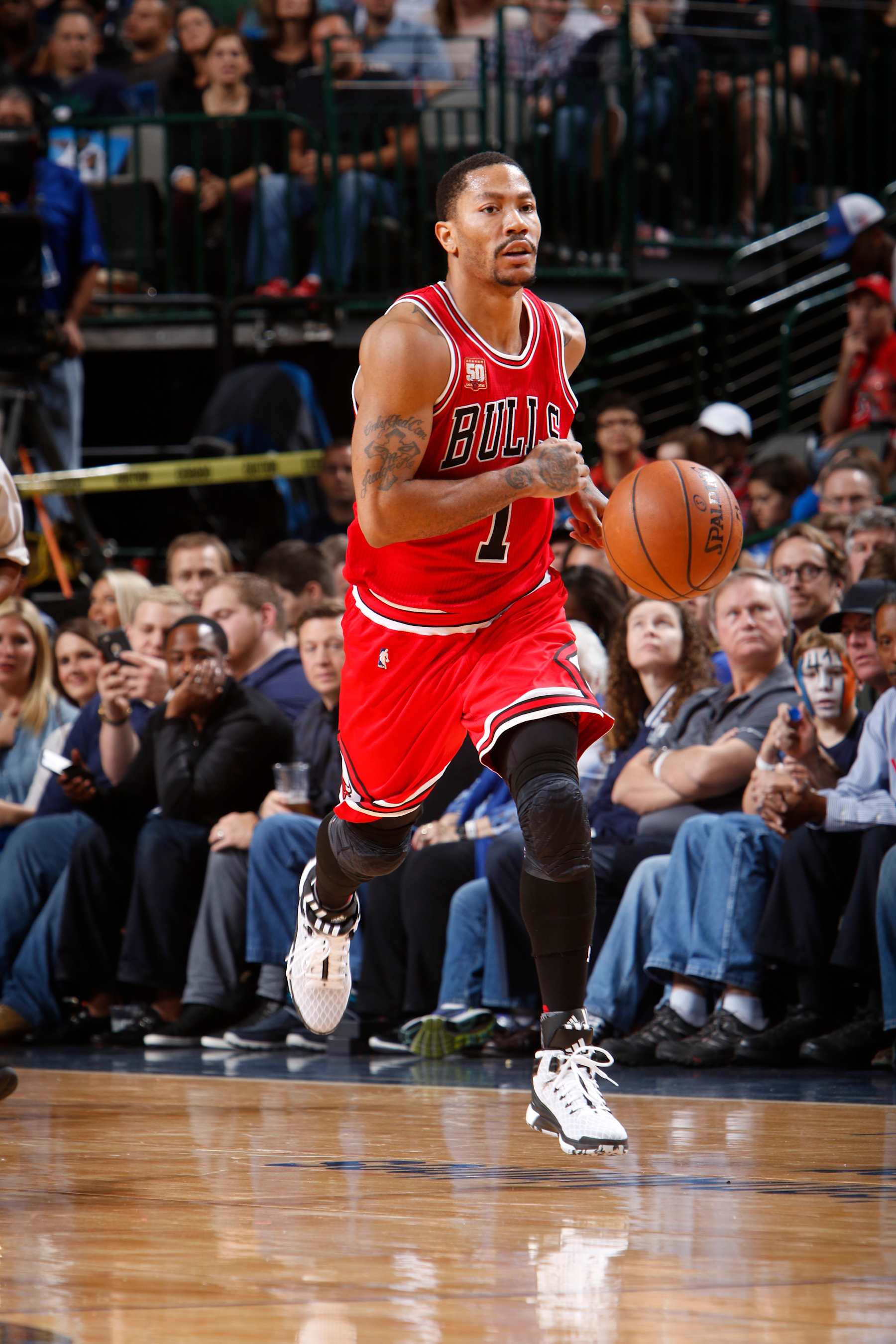 DALLAS, TX - DECEMBER 26:  Derrick Rose #1 of the Chicago Bulls dribbles the ball against the Dallas Mavericks on December 26, 2015 at the American Airlines Center in Dallas, Texas. NOTE TO USER: User expressly acknowledges and agrees that, by downloading and or using this photograph, User is consenting to the terms and conditions of the Getty Images License Agreement. Mandatory Copyright Notice: Copyright 2015 NBAE (Photo by Glenn James/NBAE via Getty Images)