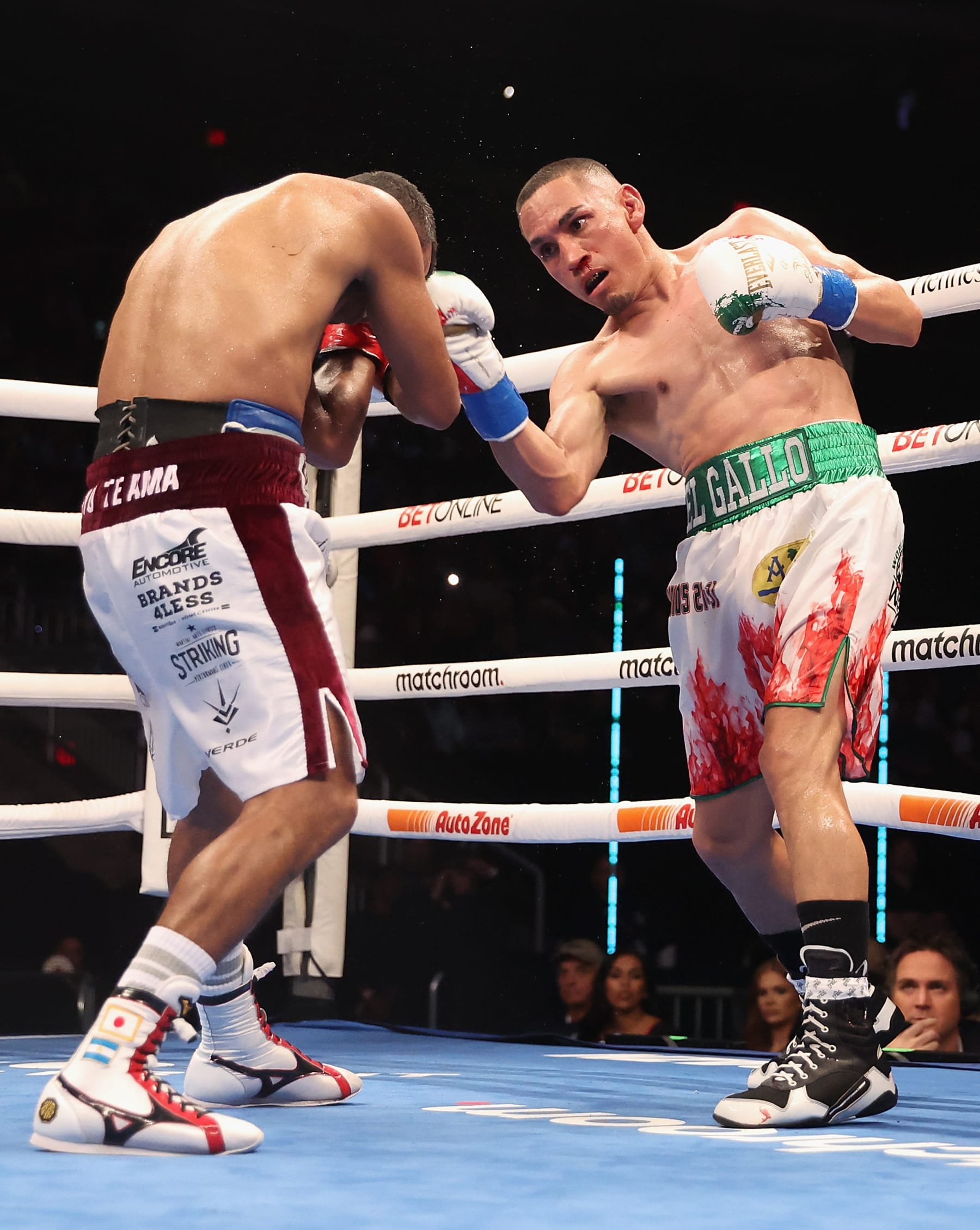 GLENDALE, ARIZONA - DECEMBER 03: Juan Francisco Estrada (R) of Mexico throws a right on Roman Gonzalez of Nicaragua during their WBC super flyweight title bout at Desert Diamond Arena on December 03, 2022 in Glendale, Arizona. (Photo by Christian Petersen/Getty Images)
