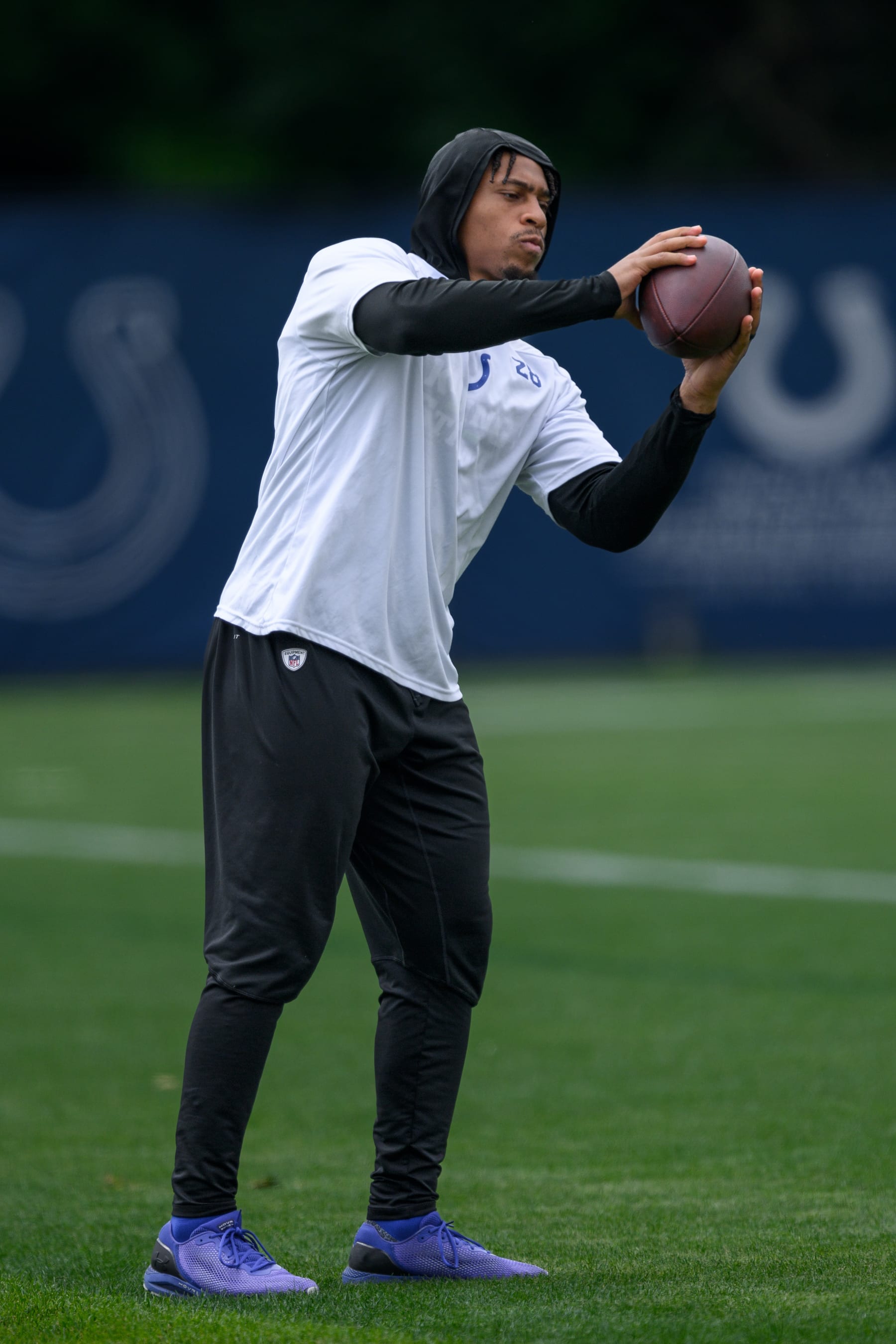 INDIANAPOLIS, IN - JUNE 14: Indianapolis Colts running back Jonathan Taylor (28) runs through a drill during the Indianapolis Colts Minicamp on June 14, 2023 at the Indiana Farm Bureau Football Center in Indianapolis, IN. (Photo by Zach Bolinger/Icon Sportswire via Getty Images)