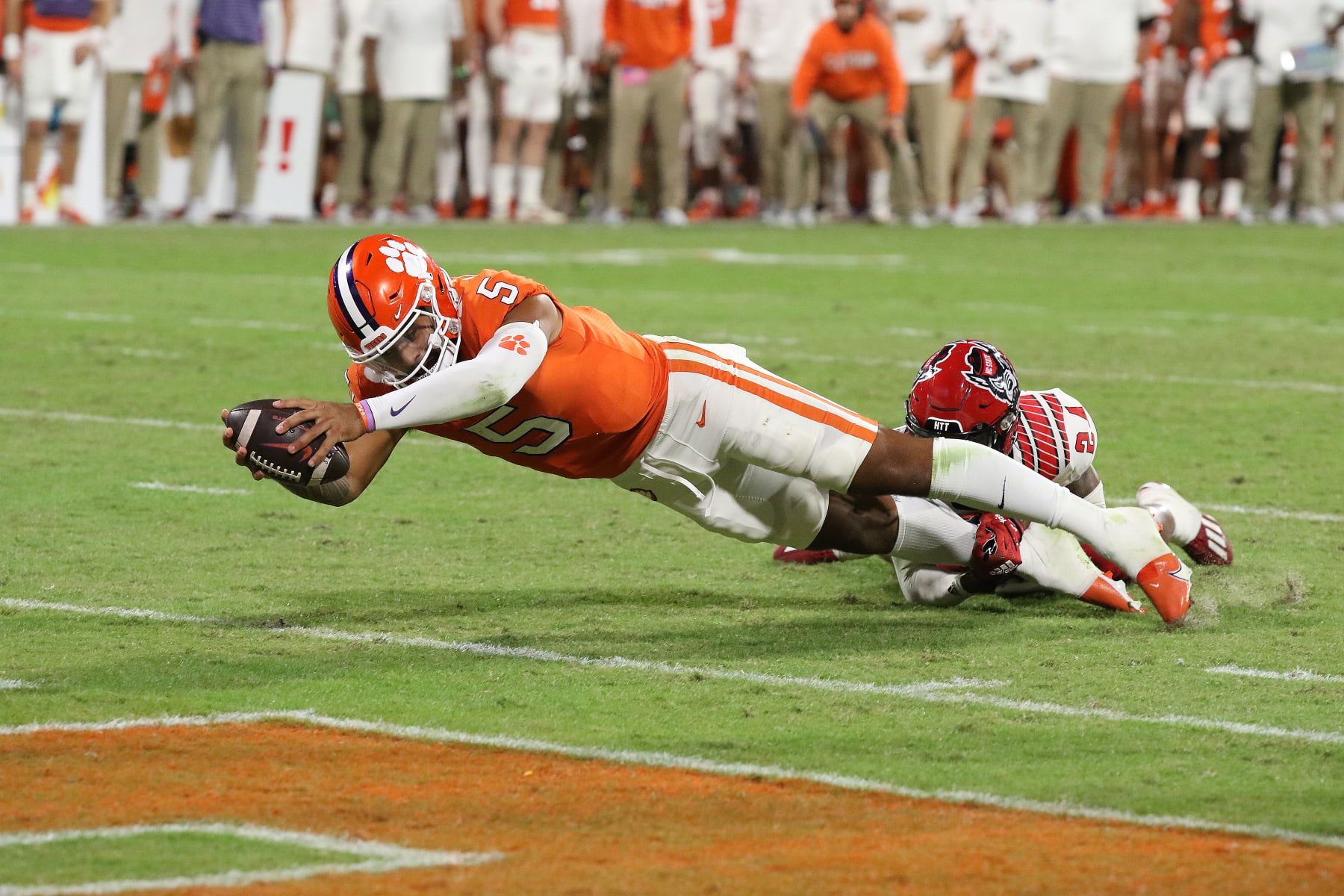 CLEMSON, SC - OCTOBER 01: Clemson Tigers quarterback DJ Uiagalelei (5) stretches the ball over the goal line to score a touchdown late in the second quarter during a college football game between the N.C. State Wolfpack and the Clemson Tigers on October 1, 2022 at Clemson Memorial Stadium in Clemson, S.C. (Photo by John Byrum/Icon Sportswire via Getty Images)