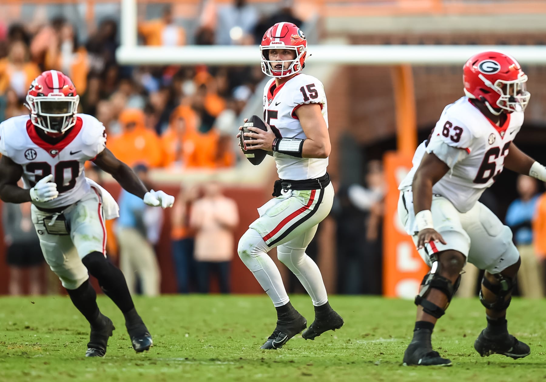 KNOXVILLE, TN - NOVEMBER 18: Georgia Bulldogs quarterback Carson Beck (15) sets up for a pass during a college football game between the Tennessee Volunteers and the Georgia Bulldogs on November 18, 2023, at Neyland Stadium, in Knoxville, TN. (Photo by Bryan Lynn/Icon Sportswire via Getty Images)