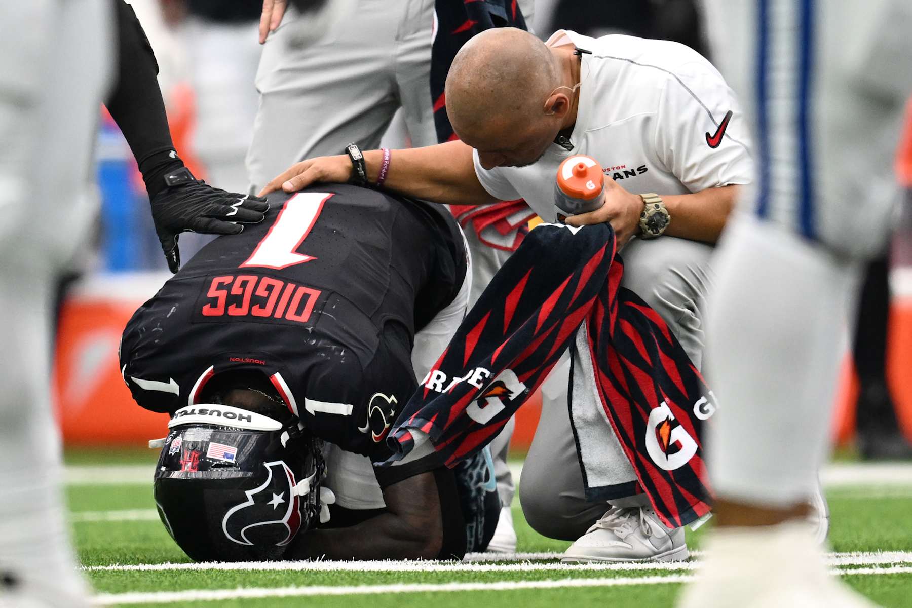 Houston Texans wide receiver Stefon Diggs suffers an injury against the Indianapolis Colts.