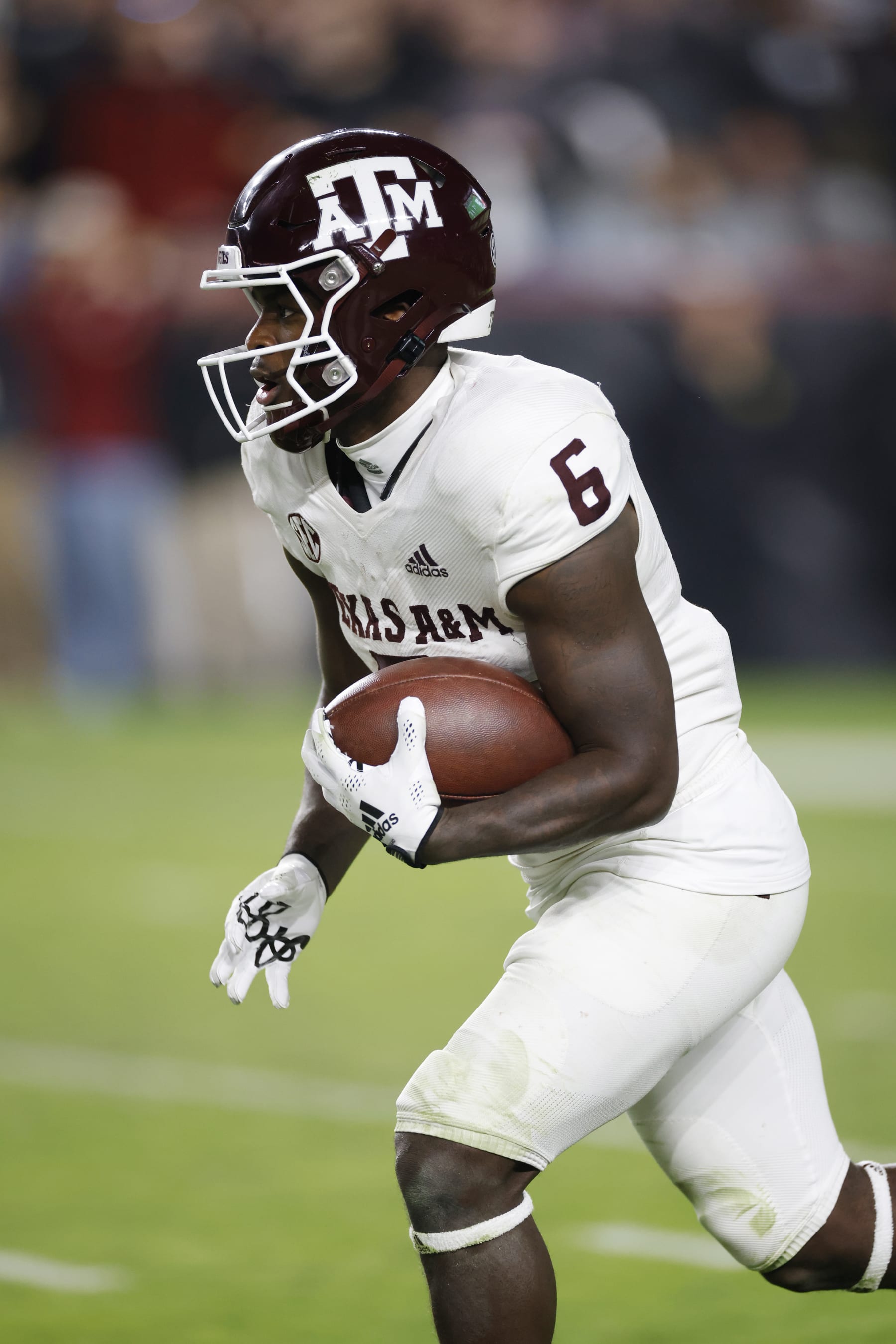 COLUMBIA, SC - OCTOBER 22: Texas A&M Aggies running back Devon Achane (6) runs with the ball during a college football game against the South Carolina Gamecocks on October 22, 2022 at Williams-Brice Stadium in Columbia, South Carolina. (Photo by Joe Robbins/Icon Sportswire via Getty Images)
