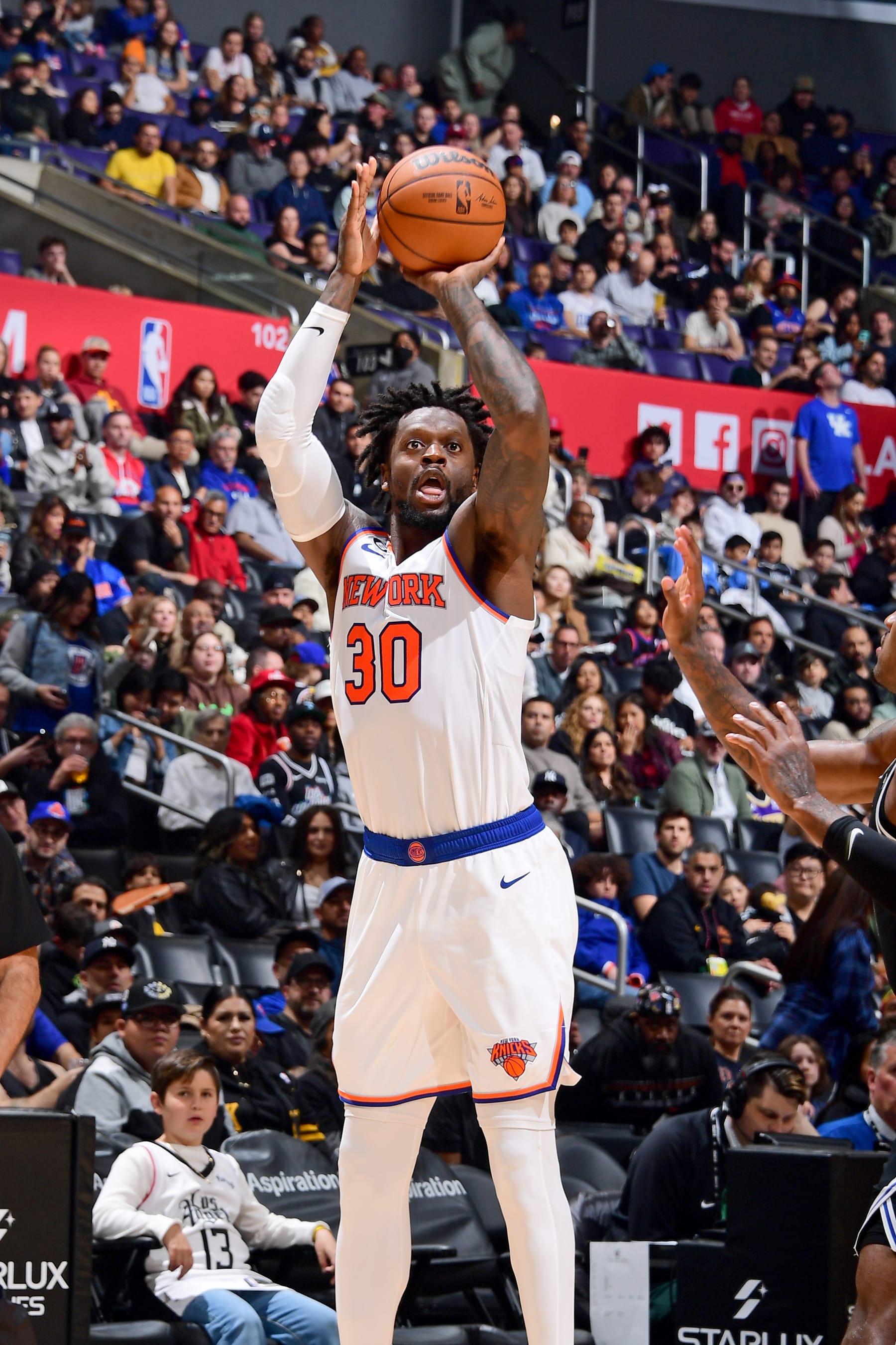 LOS ANGELES, CA - MARCH 11:  Julius Randle #30 of the New York Knicks shoots the ball against the LA Clippers on March 11, 2023 at Crypto.Com Arena in Los Angeles, California. NOTE TO USER: User expressly acknowledges and agrees that, by downloading and/or using this Photograph, user is consenting to the terms and conditions of the Getty Images License Agreement. Mandatory Copyright Notice: Copyright 2023 NBAE (Photo by Adam Pantozzi/NBAE via Getty Images)