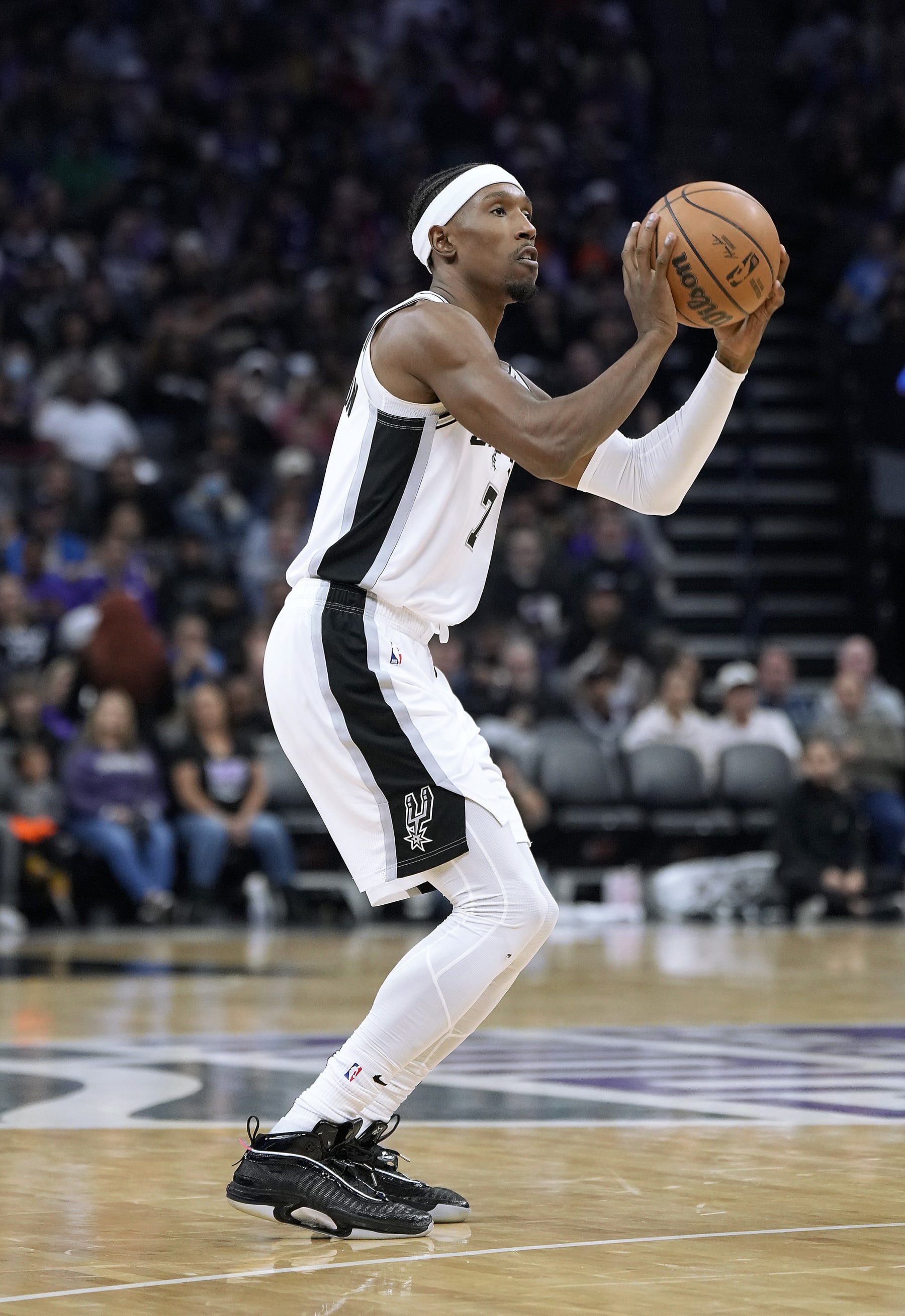 SACRAMENTO, CALIFORNIA - NOVEMBER 17: Josh Richardson #7 of the San Antonio Spurs shoots a three-point shot against the Sacramento Kings during the third quarter of an NBA basketball game at Golden 1 Center on November 17, 2022 in Sacramento, California. NOTE TO USER: User expressly acknowledges and agrees that, by downloading and or using this photograph, User is consenting to the terms and conditions of the Getty Images License Agreement. (Photo by Thearon W. Henderson/Getty Images)