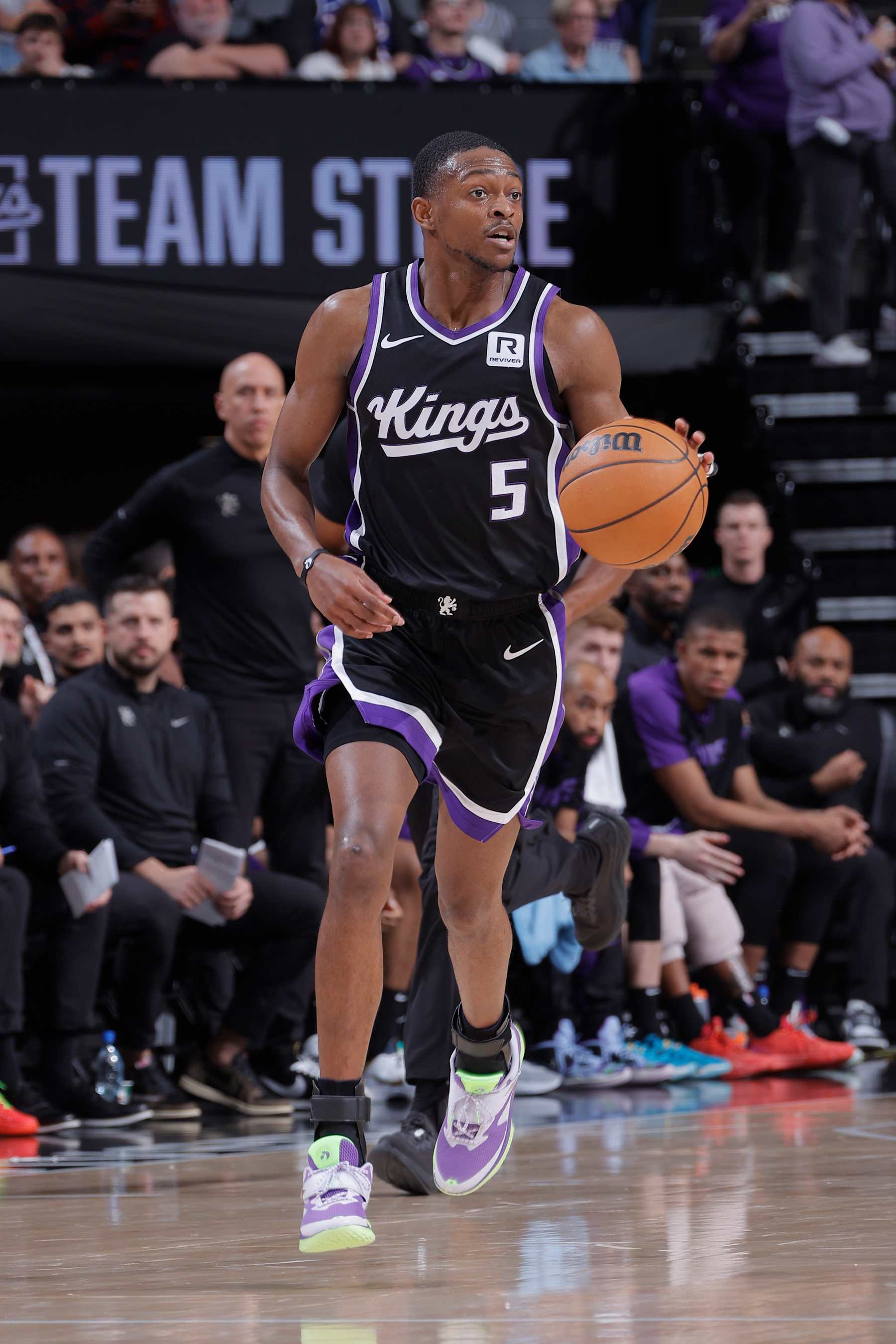 SACRAMENTO, CA - DECEMBER 26: De'Aaron Fox #5 of the dribbles the ball during the game against the Detroit Pistons  on December 26, 2024 at Golden 1 Center in Sacramento, California. NOTE TO USER: User expressly acknowledges and agrees that, by downloading and or using this Photograph, user is consenting to the terms and conditions of the Getty Images License Agreement. Mandatory Copyright Notice: Copyright 2024 NBAE (Photo by Rocky Widner/NBAE via Getty Images)