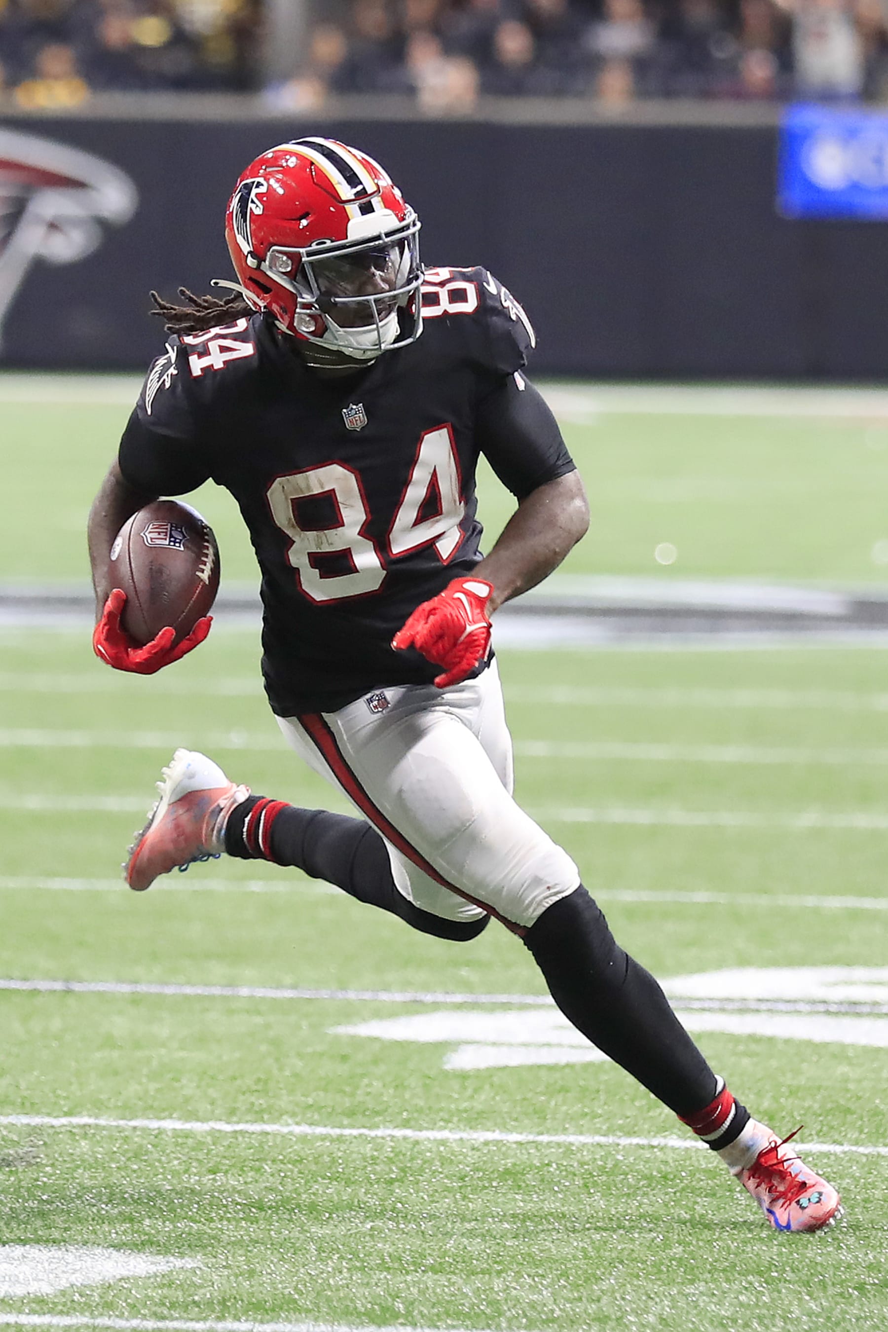 ATLANTA, GA - DECEMBER 04: Atlanta Falcons running back Cordarrelle Patterson (84) during the Sunday afternoon NFL game between the Atlanta Falcons and the Pittsburgh Steelers on December 4th, 2022 at the Mercedes-Benz Stadium in Atlanta, Georgia.   (Photo by David J. Griffin/Icon Sportswire via Getty Images)
