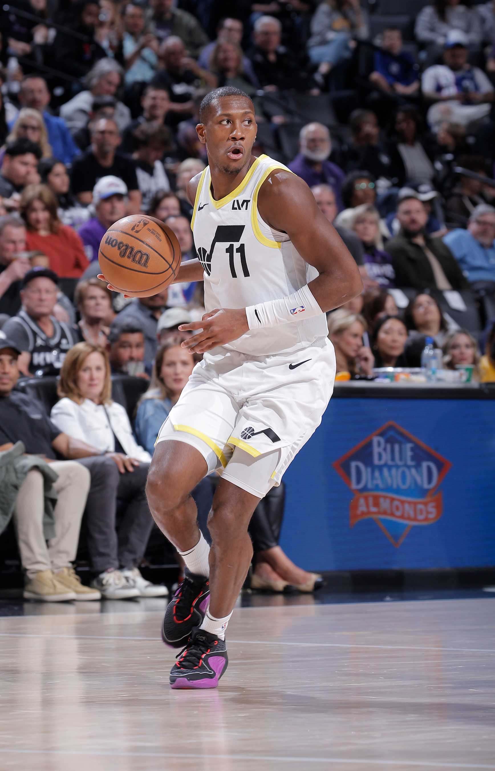 SACRAMENTO, CA - MARCH 31: Kris Dunn #11 of the Utah Jazz handles the ball during the game against the Sacramento Kings on March 31, 2024 at Golden 1 Center in Sacramento, California. NOTE TO USER: User expressly acknowledges and agrees that, by downloading and or using this photograph, User is consenting to the terms and conditions of the Getty Images Agreement. Mandatory Copyright Notice: Copyright 2024 NBAE (Photo by Rocky Widner/NBAE via Getty Images)