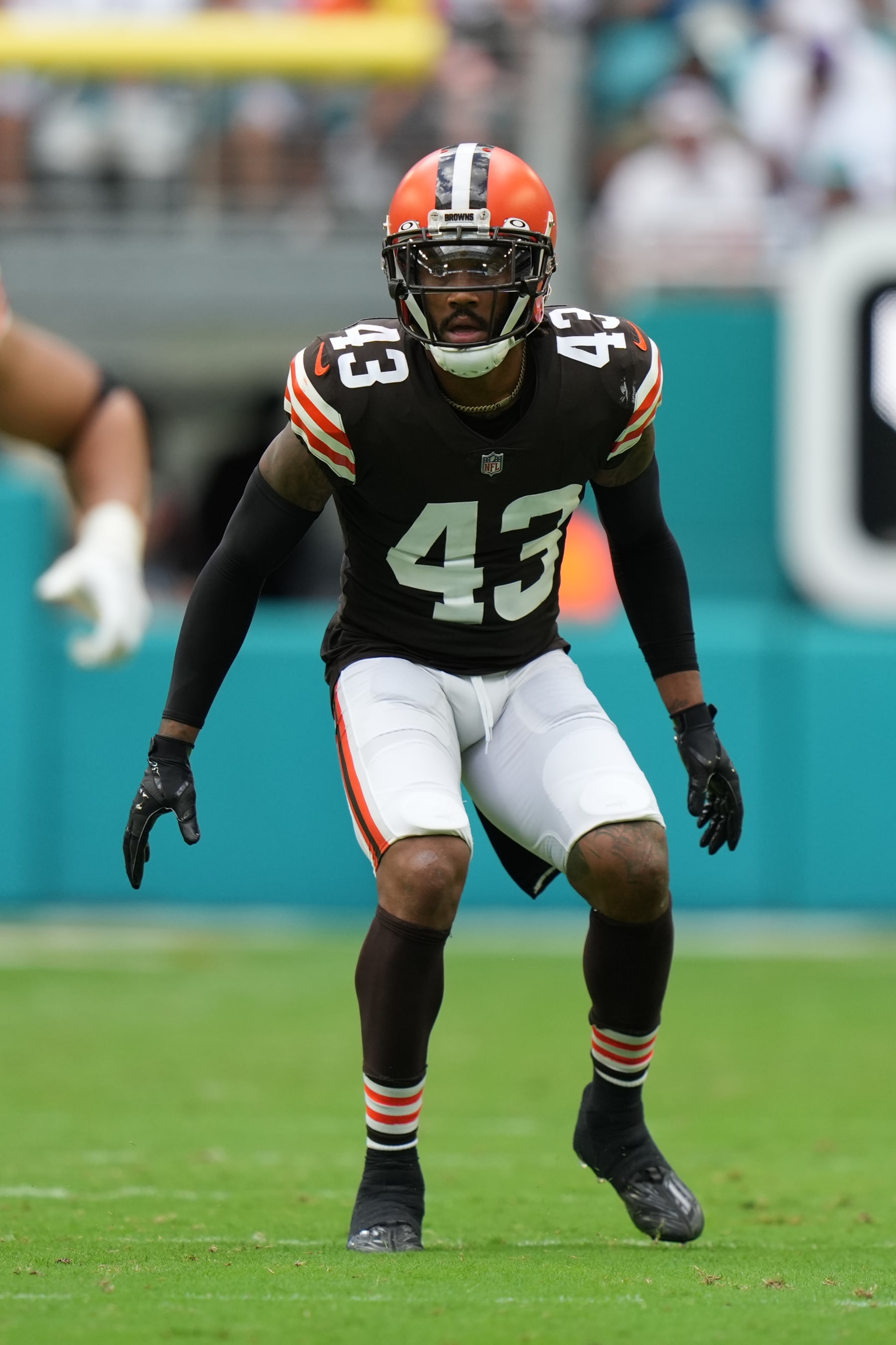MIAMI GARDENS, FL - NOVEMBER 13: Cleveland Browns safety John Johnson III (43) backpedals as he defends in the secondary during the game between the Cleveland Browns and the Miami Dolphins on Sunday, November 13, 2022 at Hard Rock Stadium in Miami Gardens, Fla. (Photo by Peter Joneleit/Icon Sportswire via Getty Images)