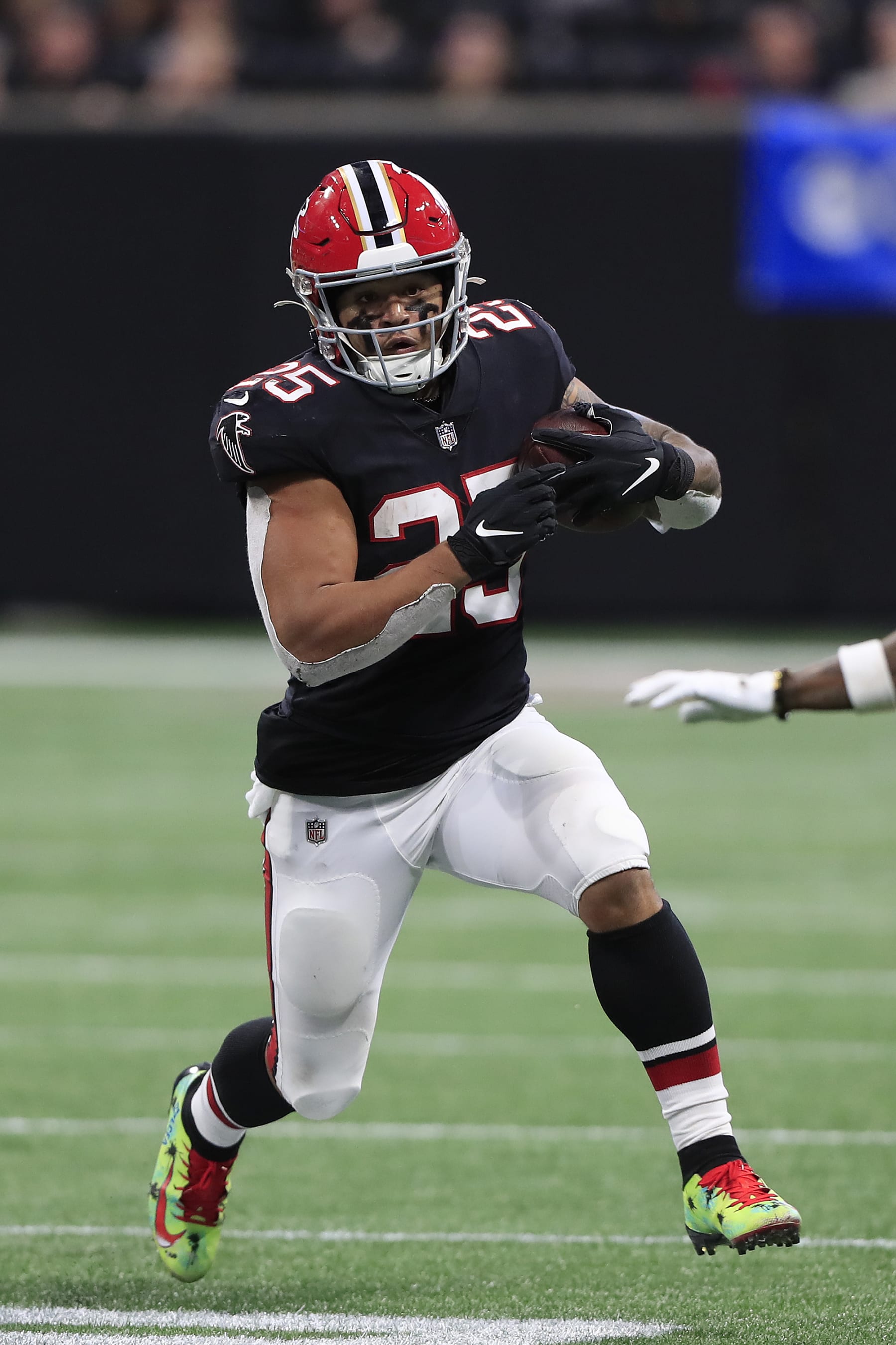 ATLANTA, GA - DECEMBER 04: Atlanta Falcons running back Tyler Allgeier (25) runs during the Sunday afternoon NFL game between the Atlanta Falcons and the Pittsburgh Steelers on December 4th, 2022 at the Mercedes-Benz Stadium in Atlanta, Georgia.   (Photo by David J. Griffin/Icon Sportswire via Getty Images)