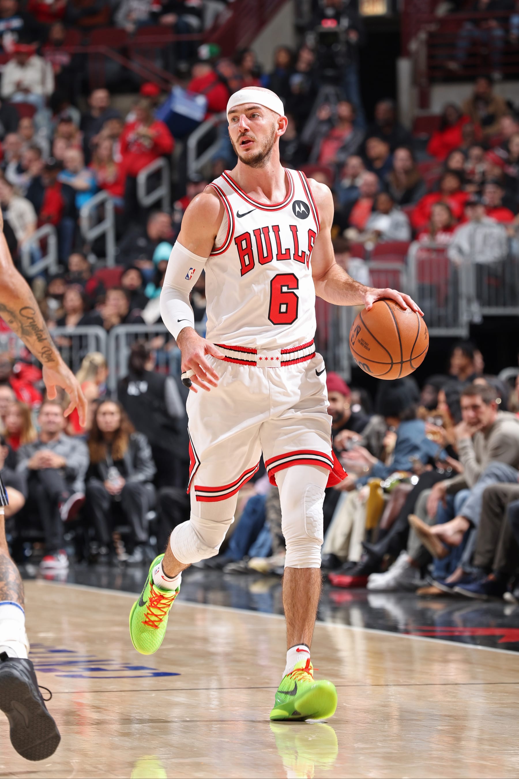 CHICAGO, IL - NOVEMBER 15: Alex Caruso #6 of the Chicago Bulls brings the ball up court against the Orlando Magic on November 15, 2023 at United Center in Chicago, Illinois. NOTE TO USER: User expressly acknowledges and agrees that, by downloading and or using this photograph, User is consenting to the terms and conditions of the Getty Images License Agreement. Mandatory Copyright Notice: Copyright 2023 NBAE (Photo by Jeff Haynes/NBAE via Getty Images)