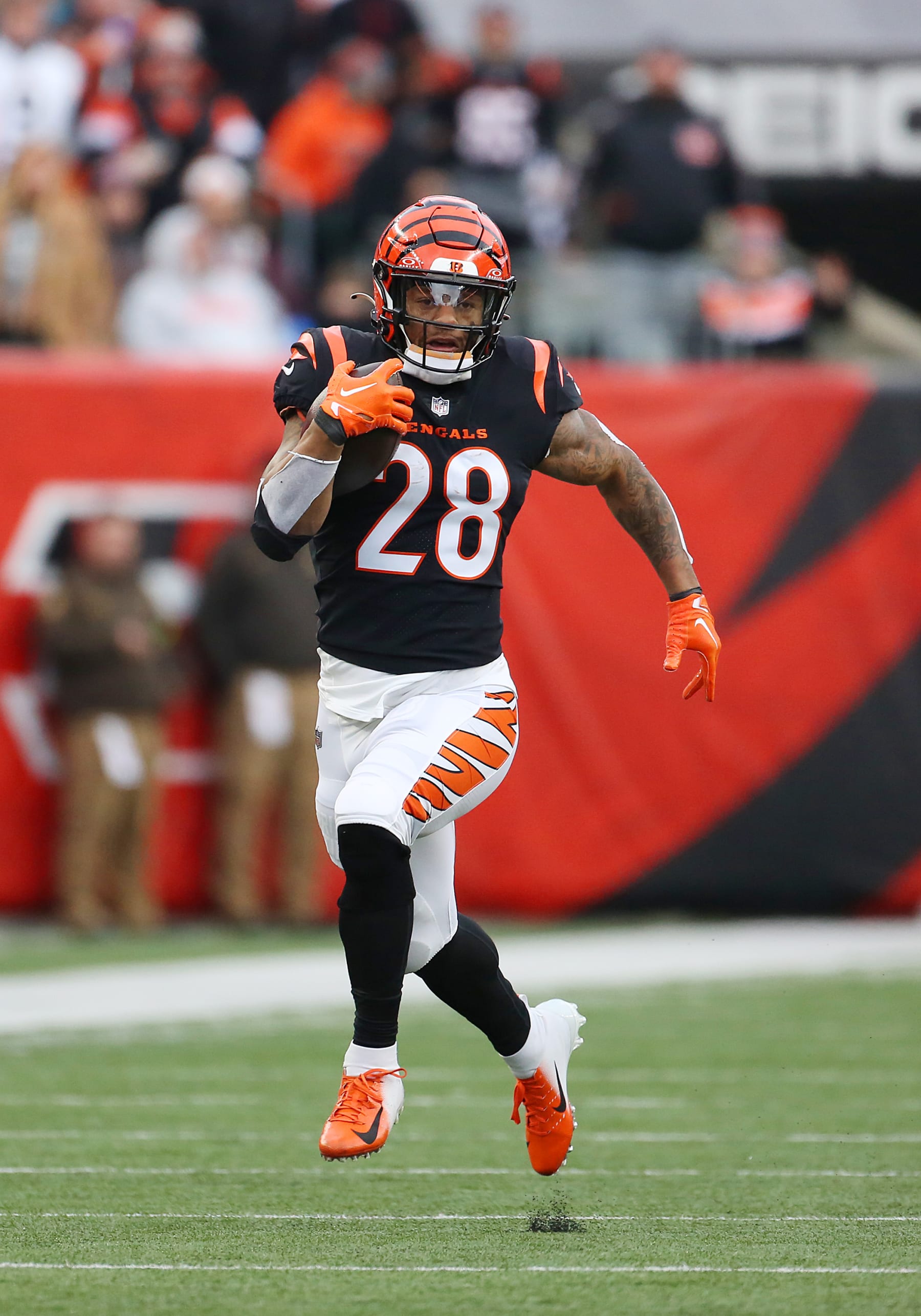 CINCINNATI, OH - JANUARY 07: Cincinnati Bengals running back Joe Mixon (28) runs the ball in a game between the Cleveland Browns and the Cincinnati Bengals at Paycor Stadium on Sunday, January. 7, 2024. (Photo by Jeff Moreland/Icon Sportswire via Getty Images) CINCINNATI, OH - JANUARY 07: Cincinnati Bengals running back Joe Mixon (28) runs the ball in a game between the Cleveland Browns and the Cincinnati Bengals at Paycor Stadium on Sunday, January. 7, 2024. (Photo by Jeff Moreland/Icon Sportswire via Getty Images)